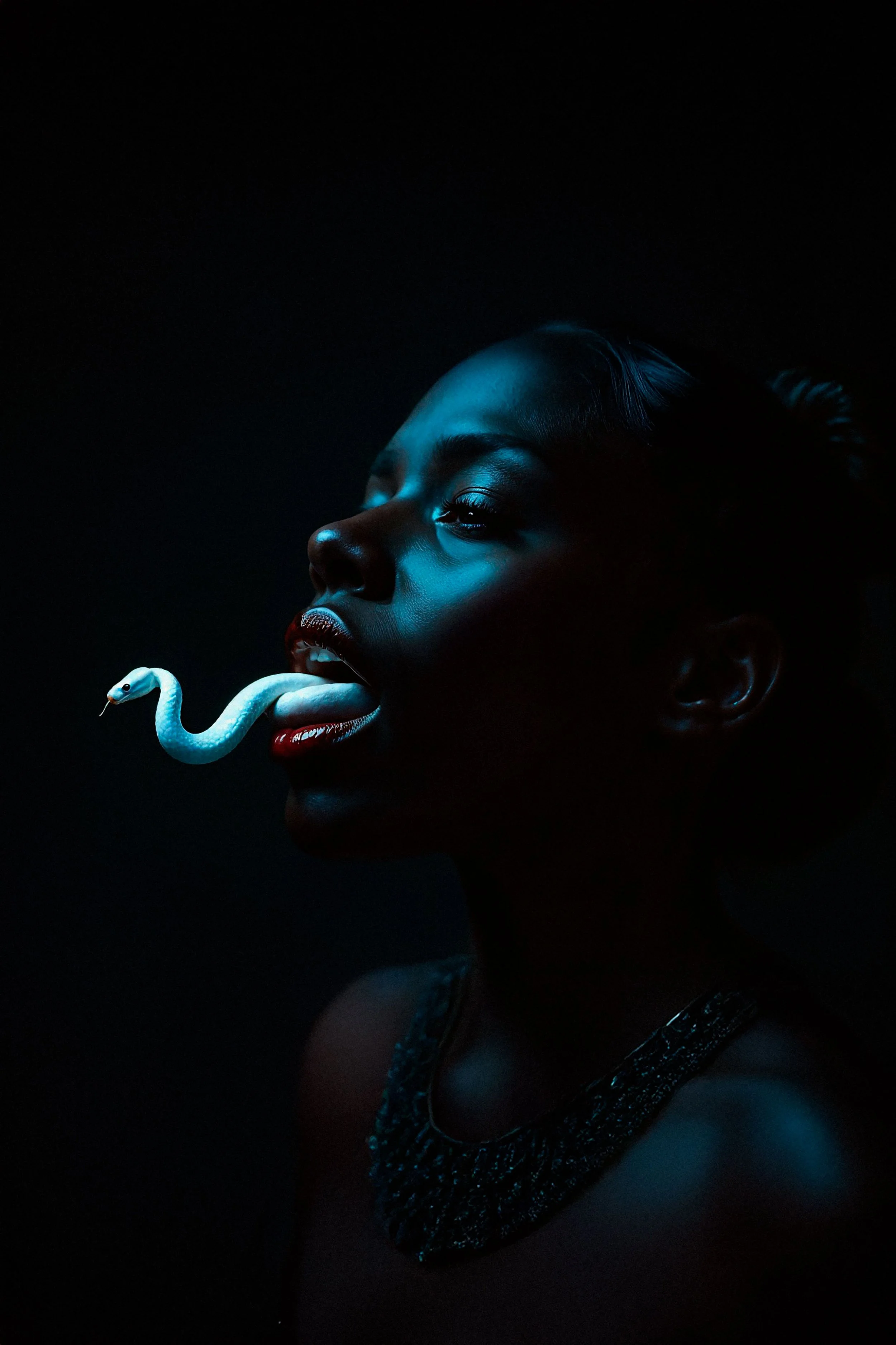 Fotografía generada con IA, retocada, cine experimental, luz cinematográfica, dark, retrato, azul.