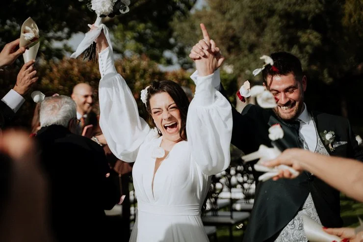 fotografía pareja feliz en una boda ceremonia al aire libre Madrid, Raquel Botas