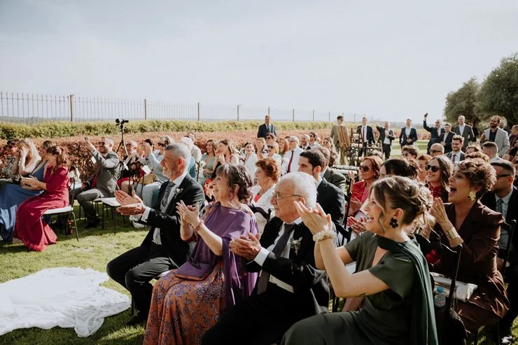 fotografía evento boda pareja y familiares en una ceremonia de boda al aire libre, aplaudiendo y sonriendo, Madrid, Raquel Botas.