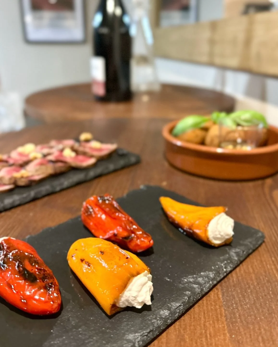 🍽️ Tapas

Faits maison et avec amour, nos mets sont dans la continuit&eacute; de nos vins, nos cocktails et nos mocktails : empreints des couleurs du sud et des ar&ocirc;mes m&eacute;diterran&eacute;ens ✨ 

#tapas #tapasbar #winebar #mediterranee #s