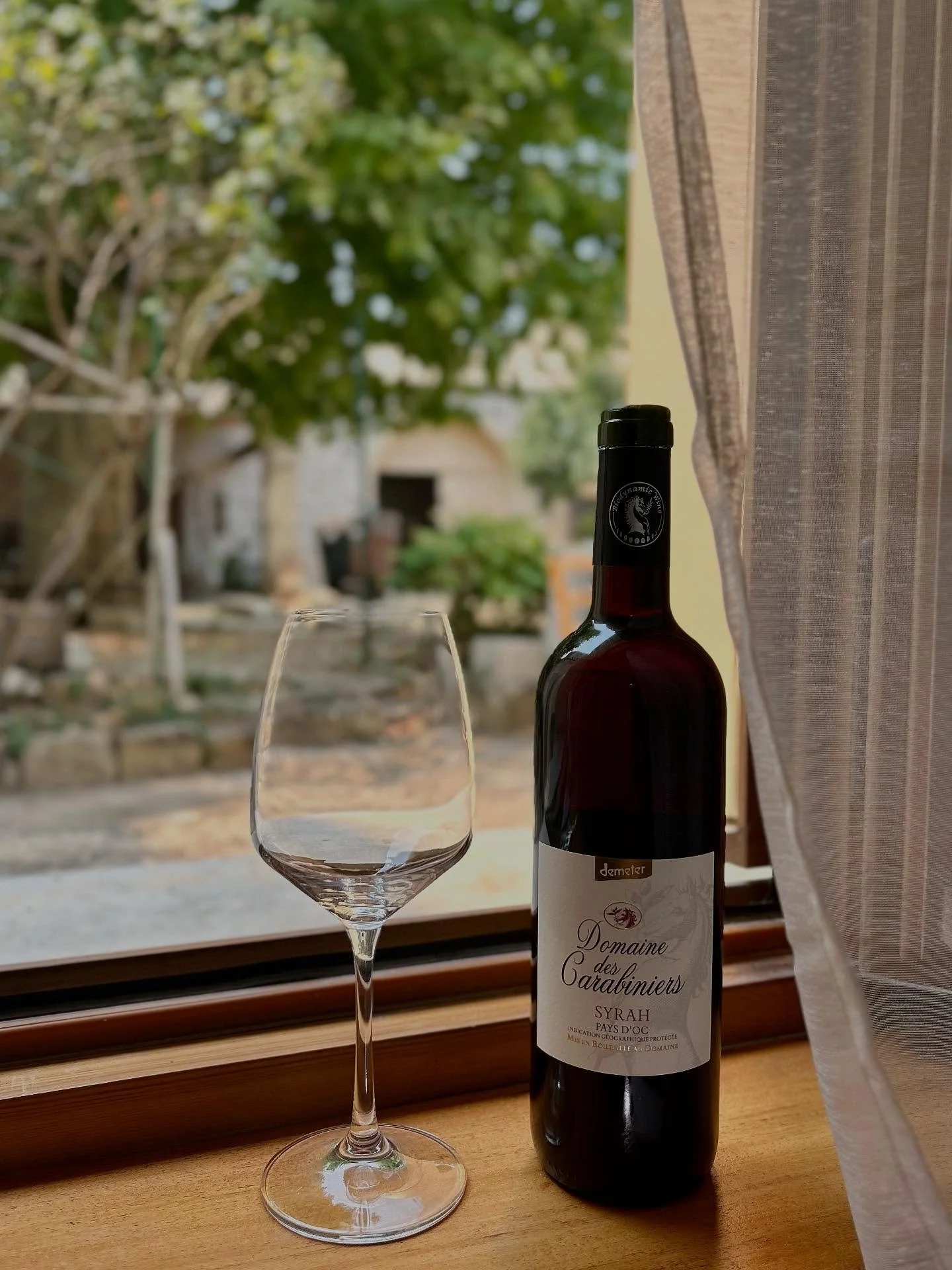 🍇 Dans la famille des vins rouges gourmands.. on vous pr&eacute;sente la petite Syrah du domaine des Carabiniers @biodynamic_wine 🍷

Souple, &eacute;l&eacute;gante, fruit&eacute;e, on recommande m&ecirc;me de la mettre au frigo pendant ces fortes c