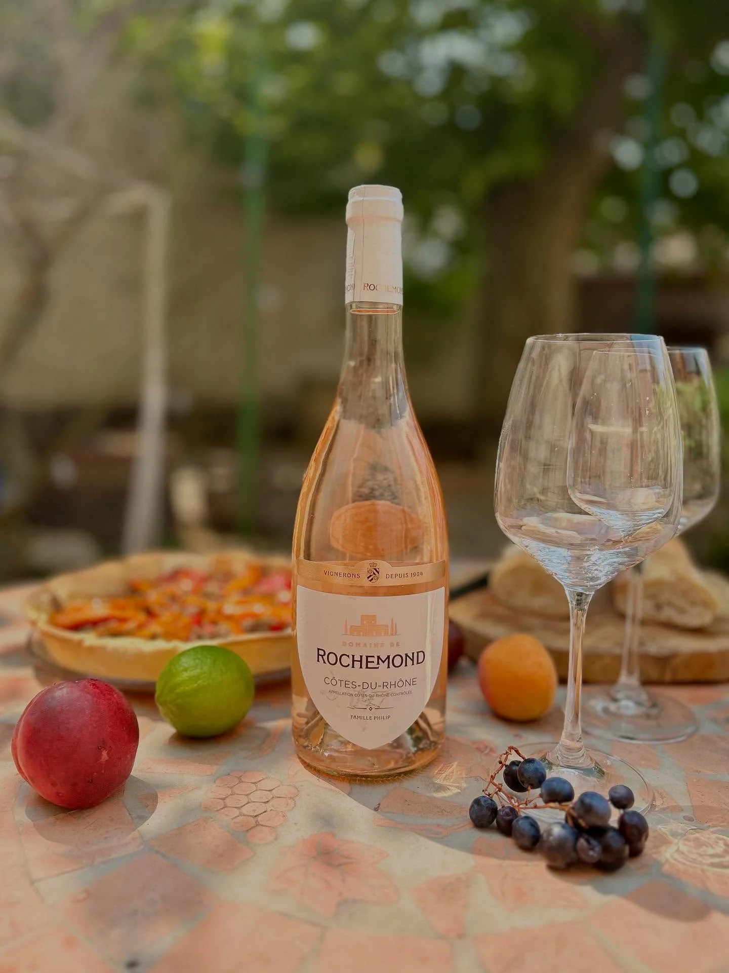 Envie de prolonger l&rsquo;&eacute;t&eacute; ? ☀️

On a trouv&eacute; les bouteilles qu&rsquo;il faut !
Elles viennent du @domainederochemond &agrave; Sabran dans les @cotesdurhone m&eacute;ridionales 🍇

Le ros&eacute; avec sa tension fruit&eacute;e