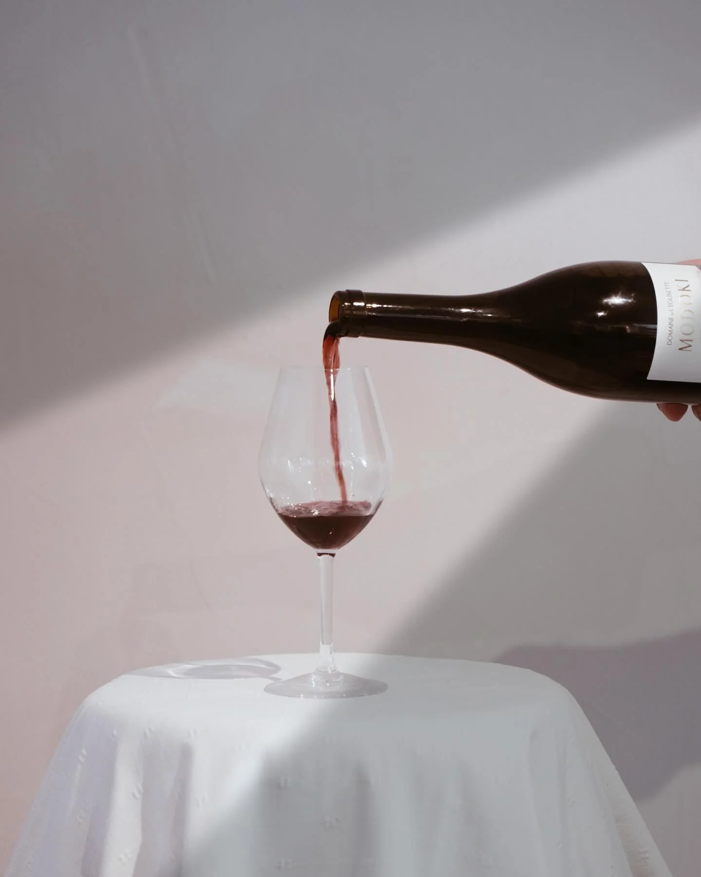 🧐🍇Et si on d&eacute;couvrait le vin autrement ? 

C&rsquo;est ce qu&rsquo;on vous propose chez Maison Burlon le vendredi 18 juillet avec Julien, vigneron passionn&eacute; du @domaineeglisette en AOC Terrasses du Larzac.

Au programme : ses superbes