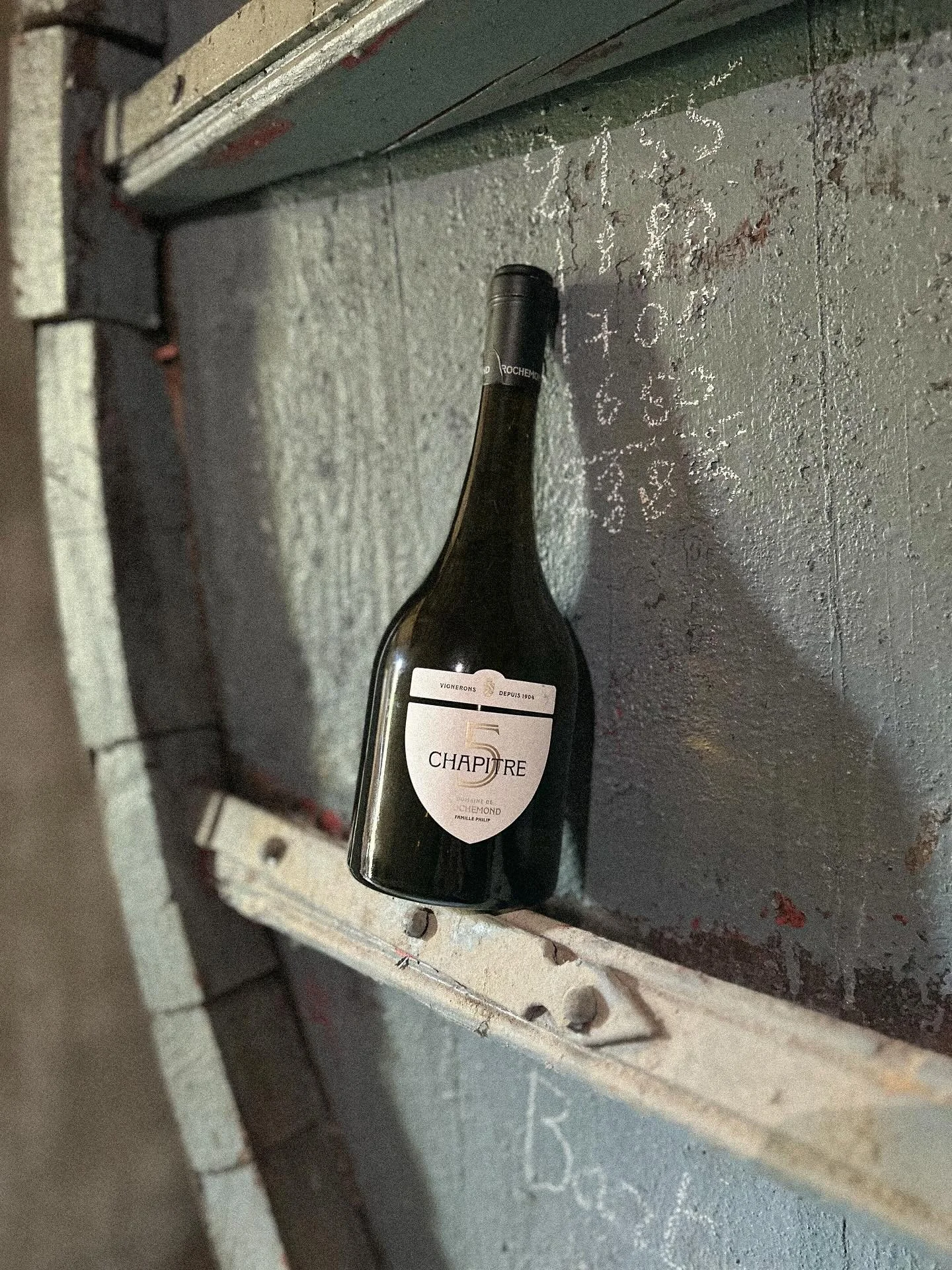 🍇 Chapitre 5 🍇

C&rsquo;est la cuv&eacute;e prestige du @domainederochemond , et celle qui en dit le plus long sur la belle histoire de ce domaine familial. 
Chapitre 5, comme la cinqui&egrave;me g&eacute;n&eacute;ration de la famille Phillip, repr