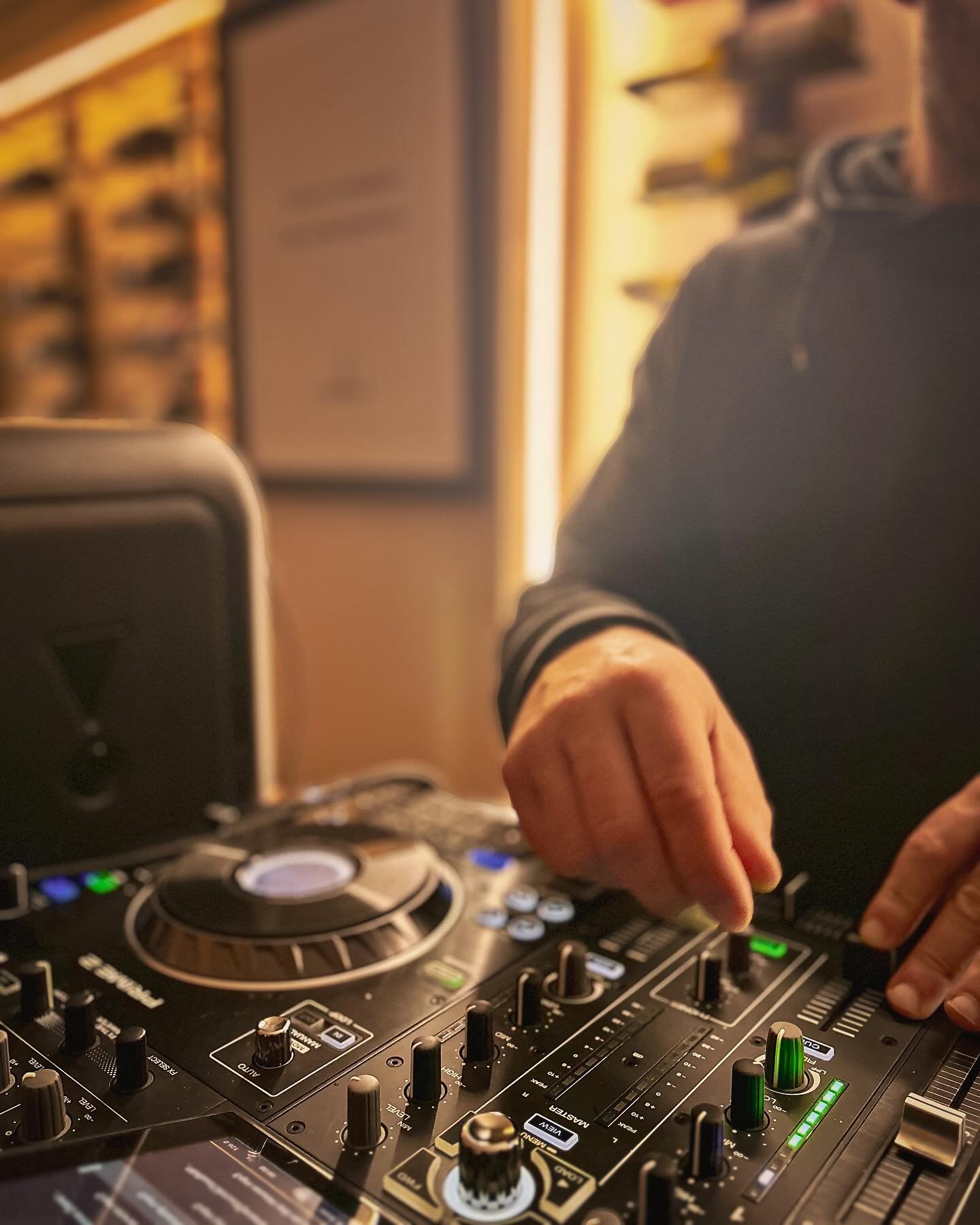 🛢️ ʙᴀʀʀᴇʟ ʀᴏᴏᴍ - 𝟢𝟩.𝟣𝟣 - 𝟣𝟫ʜ-𝟤𝟥ʜ
🎶 DJ set par @gallium.music 
🍽️ Tapas &agrave; partager ou pas
🥃 Cartag&egrave;ne, vin, cocktails

Avec ou sans r&eacute;servation

📍2 place Bellecroix
📞 06 06 61 11 49

#nimes #baravin #djset #baratapas