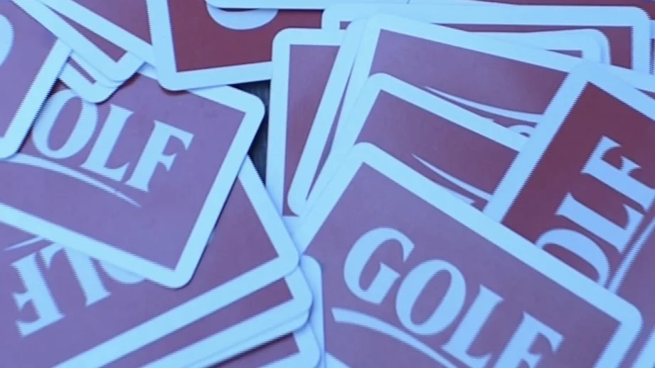 Mehrere Karten mit der Aufschrift 'GOLF' in unterschiedlichen Positionen