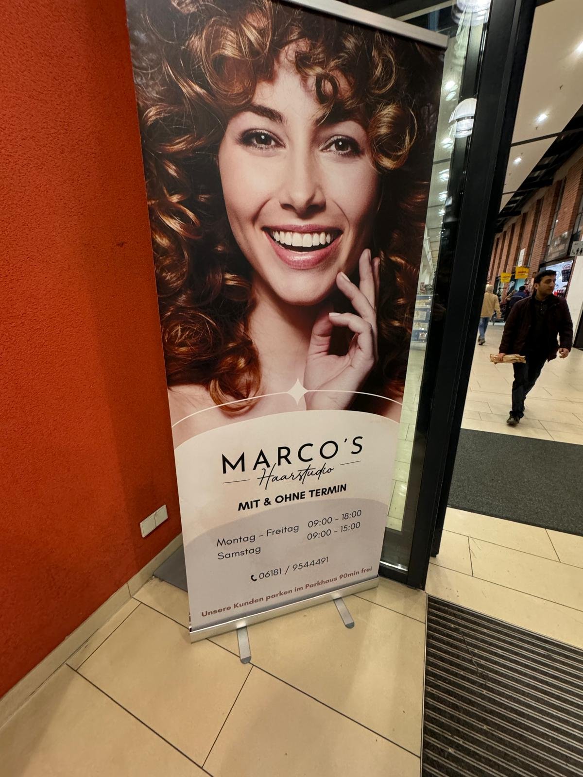 Werbeplakat für Marco's Haarstudio mit einem lächelnden Frauenporträt, Öffnungszeiten und Kontaktinformationen.