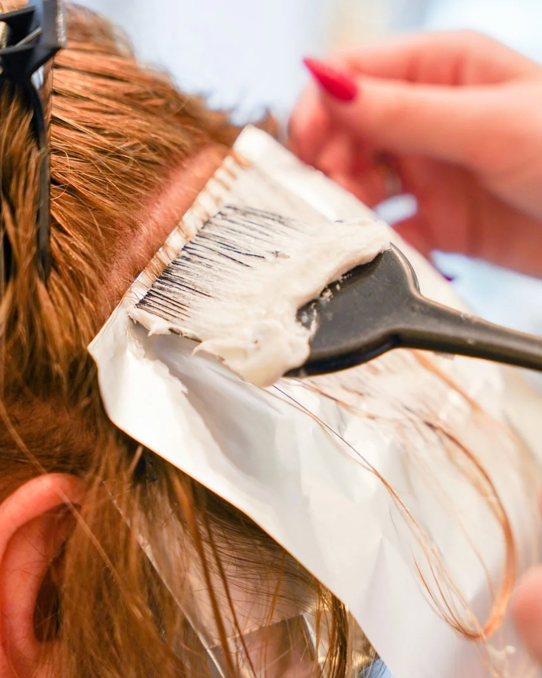 Deze periode is het perfecte moment om je haarkleur een upgrade te geven! 

Trends die helemaal in zijn:
🍂 Golden Copper: warme koperachtige tinten die je look laten stralen

🍯 Honey Bronde: zachte mix van blond en bruin voor een natuurlijke uitstr