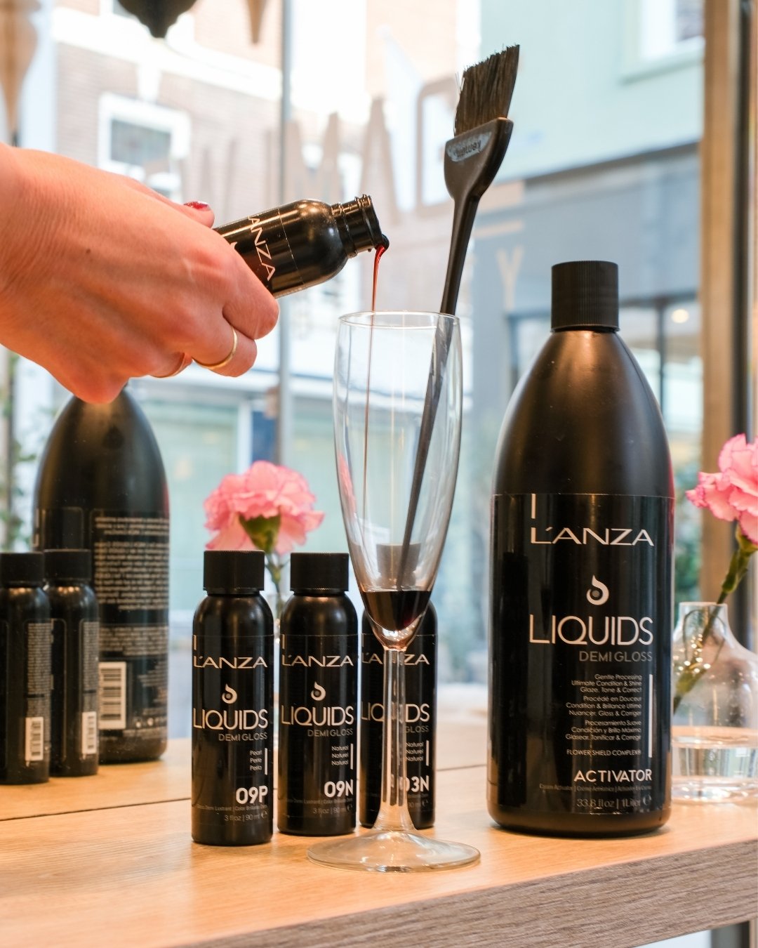 Gelukkig Nieuwjaar! 🥂✨

Nieuw jaar, nieuwe look: waarom niet meteen goed beginnen?

Ga jij dit jaar voor highlights, een frisse toner, of knal je 2026 in met een nieuwe kleur?

Je enige taak is even lekker zitten. Wij fixen het wel 😉

Boek je afspr