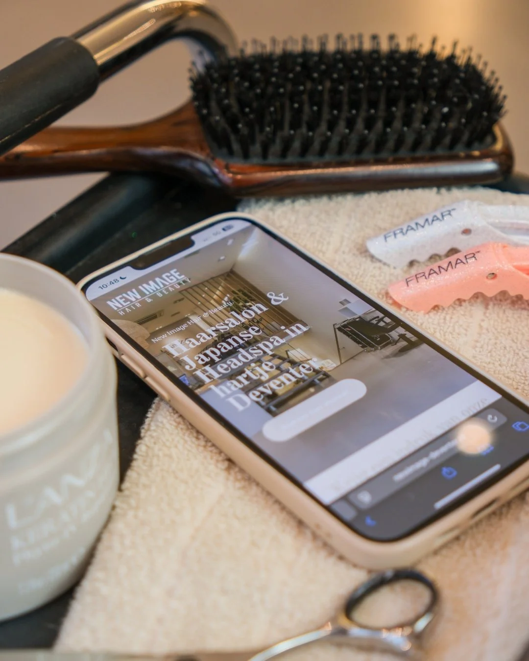 We&rsquo;ve got a new look 🤩

Onze website is vernieuwd in een stijl die helemaal bij ons past.

Een afspraak maken is nu nog makkelijk. ✂️

Neem snel een kijkje op de website! 🤍

#hair #kapsalon #kapper #kappers #deventer #hairtip #deventercity 
#