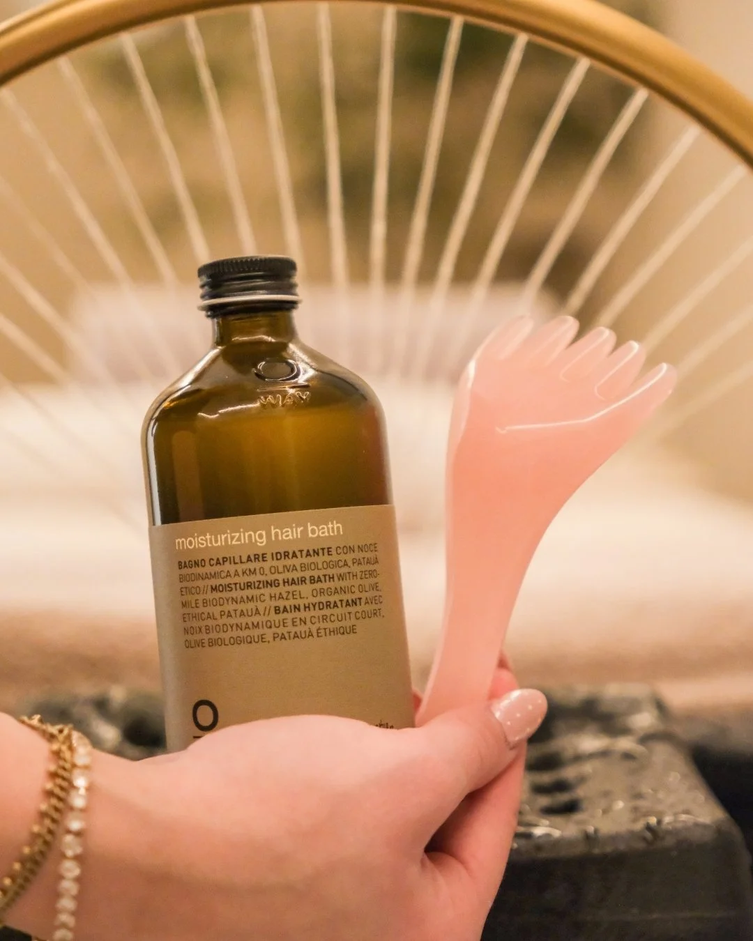 Dit zijn de 3 redenen waarom mensen een Japanse Headspa boeken 🧖🏼&zwj;♀️

1️⃣ Voor beschadigd haar dat weer gezond, sterk en glanzend mag worden.

2️⃣ Stimulatie van de doorbloeding van de hoofdhuid, voor betere haargroei en een gezonde basis.

3️⃣