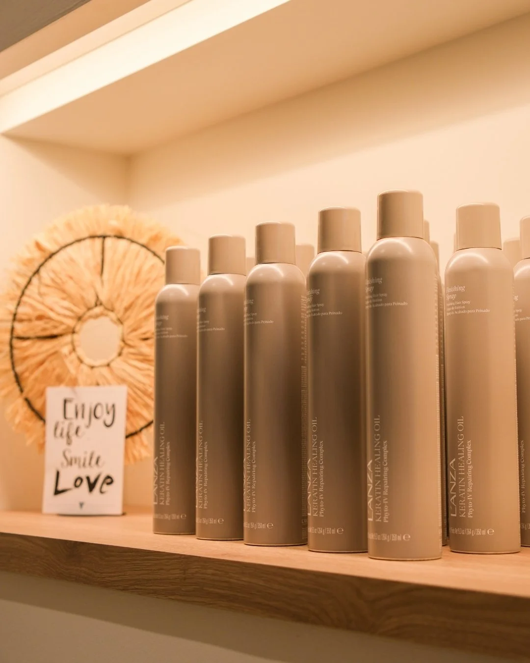 Jullie favoriete product en daarom ook onze bestseller! 😍

Tijdens het stylen van jullie haar gebruiken wij de @lanzahaircare Keratin Healing Oil Finishing Spray voor langdurige hold, intense glans en perfect verzorgd haar.

Het mooiste? Jullie zien