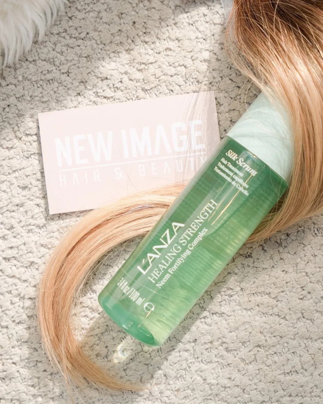 Is jouw haar klaar voor het zonnige seizoen 🌿

Na de droge wintermaanden is de lente het perfecte moment om je haar te herstellen en te versterken richting de zomer.

Het @lanzahaircare Strength Silk Serum helpt het haar van binnenuit te versterken 