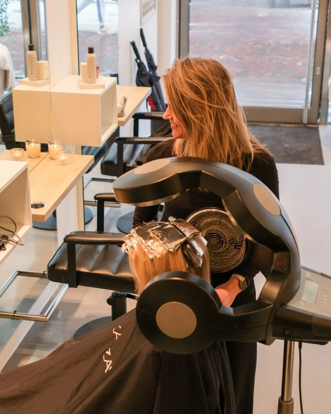 Waarom gebruiken wij een droogkap? 🤔

Een droogkap doet veel meer dan alleen je haar drogen. 

Afhankelijk van je haartype kan het volume geven, je krul defini&euml;ren of juist je haar beschermen tijdens het drogen.

Wij kijken naar jouw haarstruct