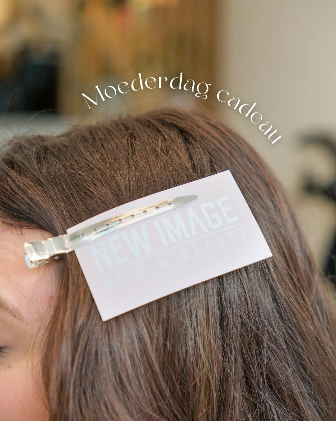 Moederdag komt eraan! 💗

Wat is er nu leuker dan je moeder te verwennen en haar weer te laten stralen? ✨

Met onze cadeaubon kan ze genieten van een frisse coupe, een stralende haarkleur of een ontspannende Japanse Head Spa behandeling in onze salon