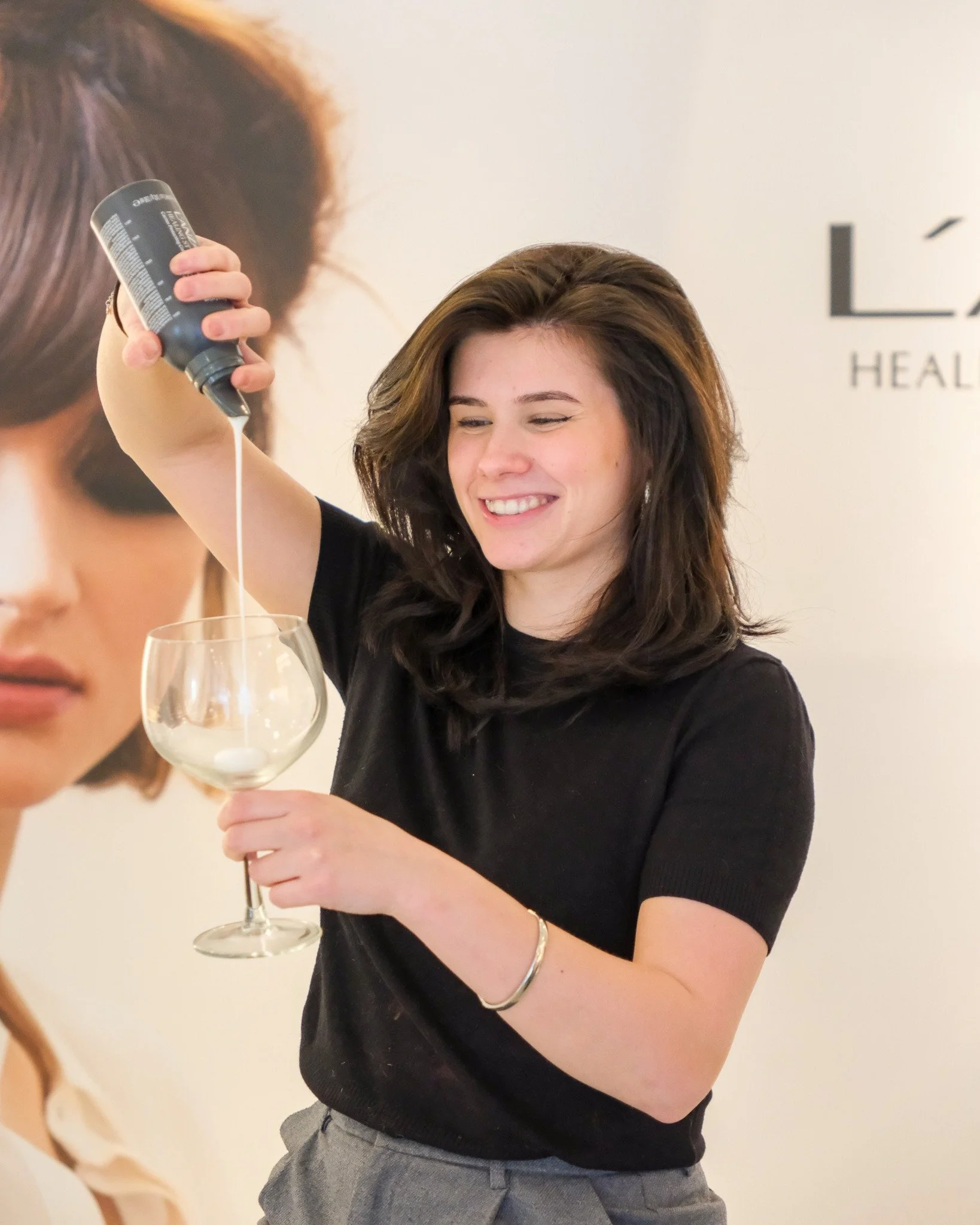 Je haar heeft al lekker wat zon gezien&hellip; en dat zie je ☀️ 

Tijd om &lsquo;m weer even op te frissen!

Net die kleur terug, wat extra glans en weer helemaal verzorgd.

Kleine reminder: bescherm je haar goed met de juiste producten 🤍

#hair #ka