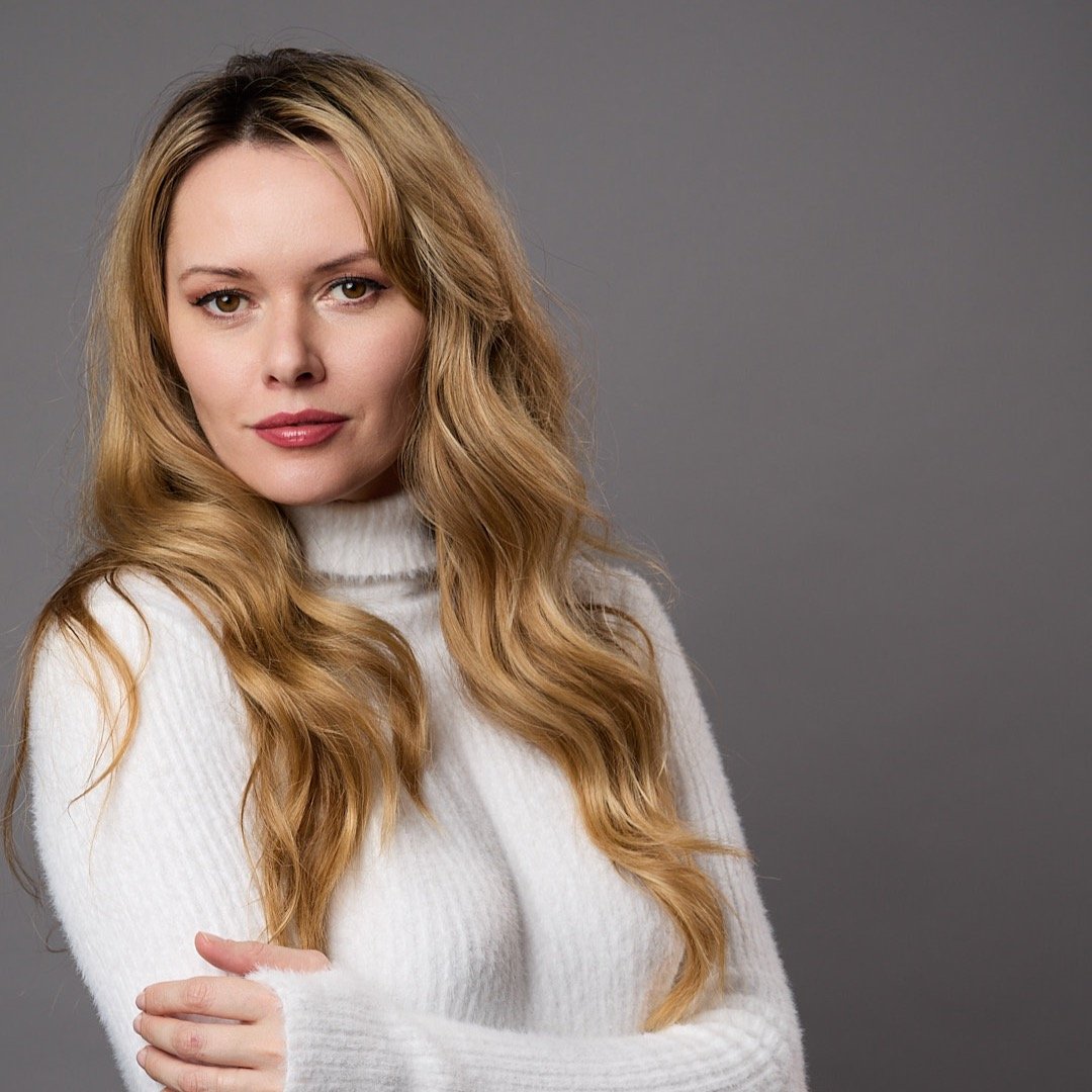 Soft light. Quiet strength.
Sometimes beauty whispers louder than words. ✨
Model: @carlamonacox
#TheExperienceByAI #AllanThomasPhotography #FineArtPortrait #PortraitMood #SoftLight #AuthenticBeauty #ScottishPhotographer #PoeticPortraits #StudioPortra