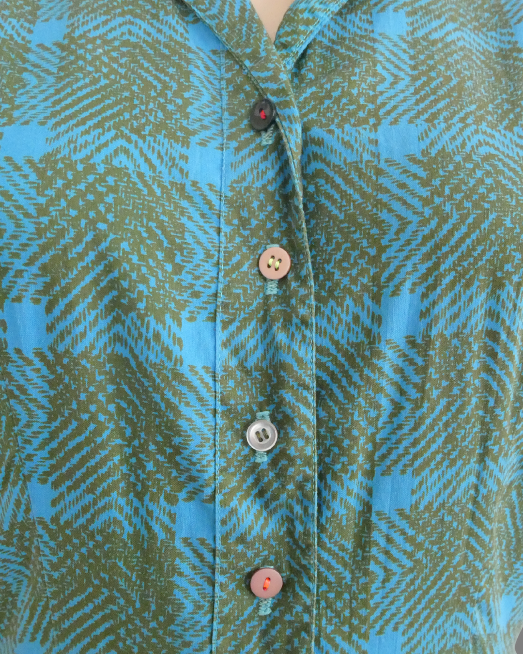 Fworkers-dress_buttondetail.png