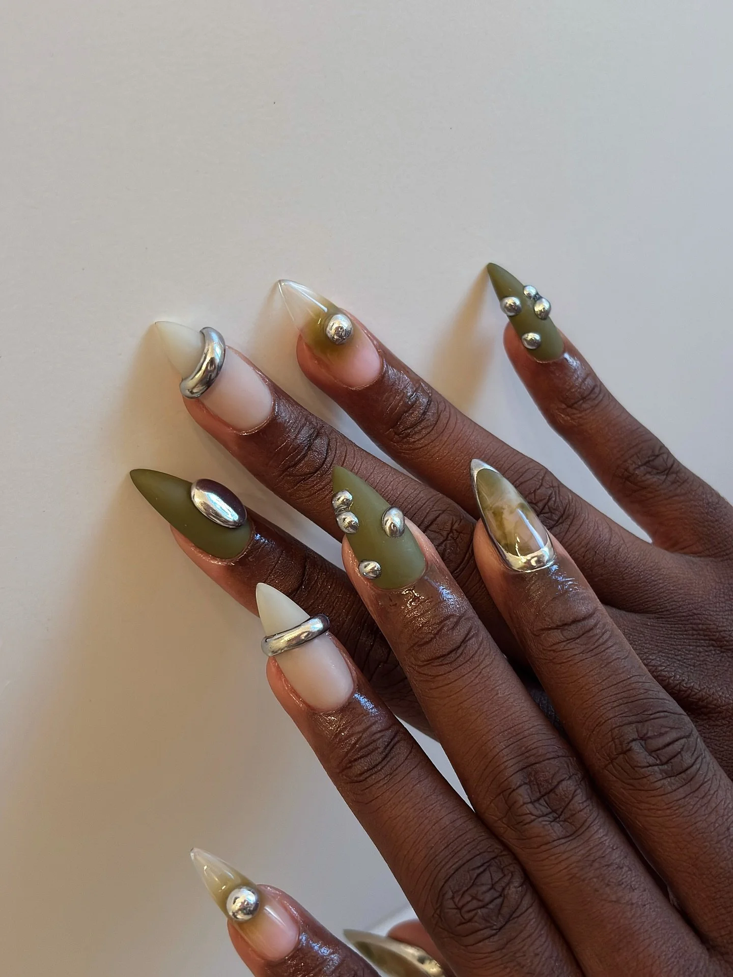 Quel beau match le kaki et le chrome @weliyo 

#nail #nailsart #nailsdesign #nailsinspiration #nailstyle #nails💅 #nailsmagazine #nailsnailsnails #nailslove