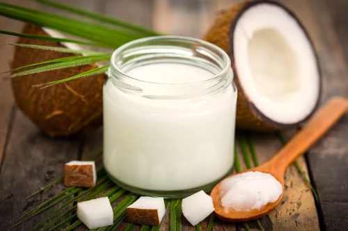 Pot d'huile de coco à l'état solide, donc blanche