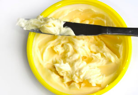 Pot de margarine avec un couteau posé dessus