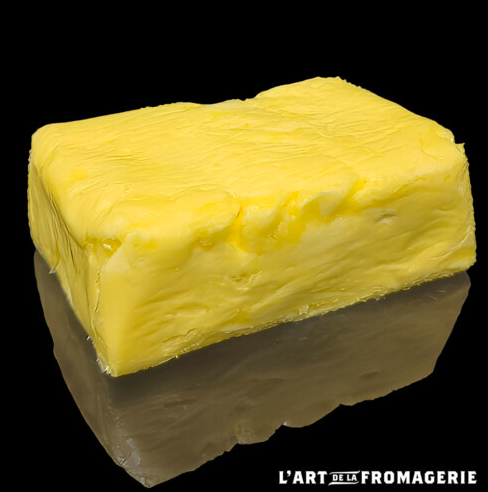 Motte de beurre cru avec une belle couleur jaune