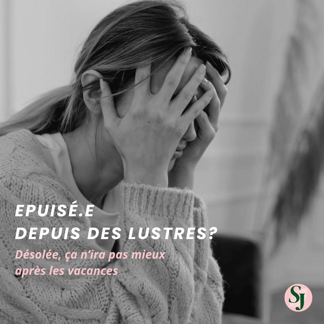 Une femme semble stressée ou préoccupée, tenant sa tête avec ses mains. Texte en français : "Épuisée depuis des lustres ? Désolée, ça n'ira pas mieux après les vacances" avec un logo en bas à droite.
