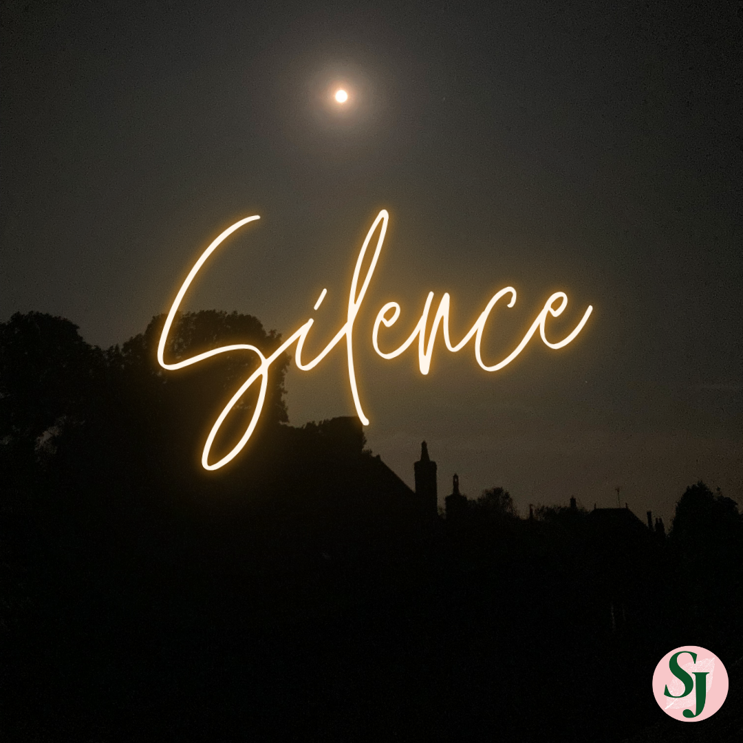 Ciel nocturne avec pleine lune et silhouette de maisons, texte en filigrane lumineux 'Silence', logo en coin inférieur droit.