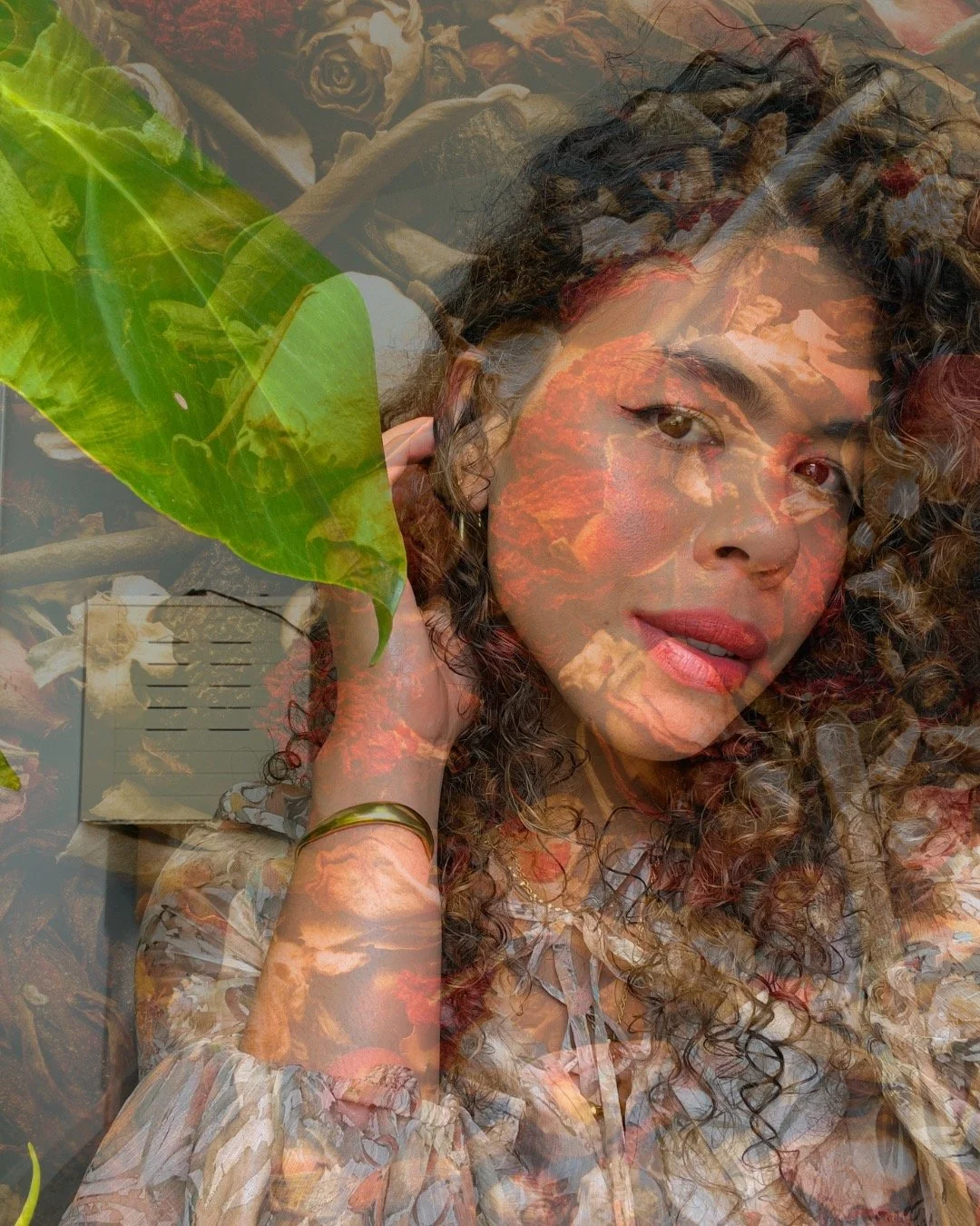 No tienes que demostrarlo todo para merecer un lugar.
No tienes que convertirte en nadie m&aacute;s para que ser vista.
Existes, y no es por accidente...
Fuiste tejida con intenci&oacute;n.
Eres el eco de lo que el mundo necesita escuchar.
Eres esa r