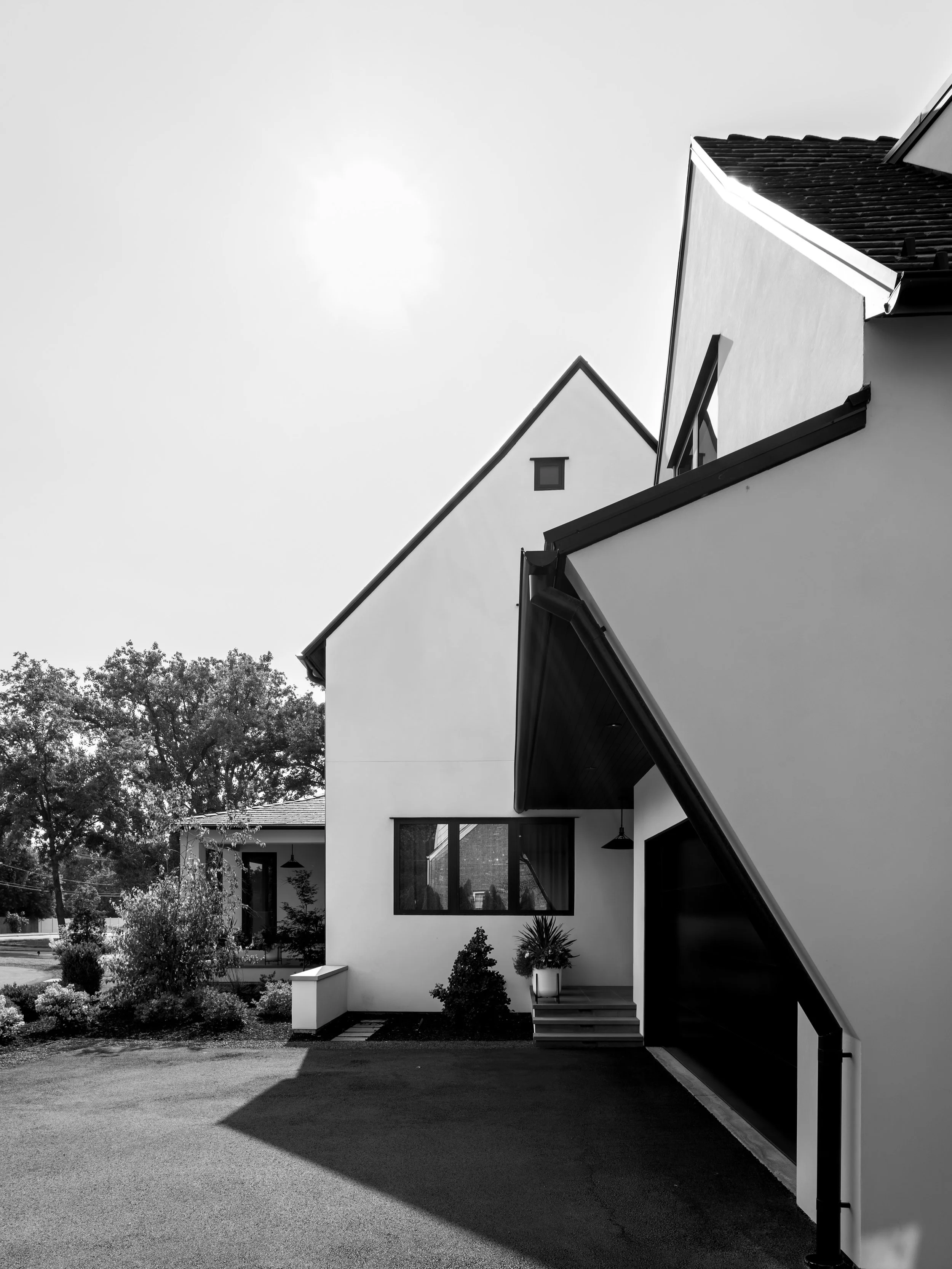 Clean lines creating dramatic forms.  @highland_architecture 

📸 @vandegang_arch 
#customhomes #residentialarchitecture #modern #architecture