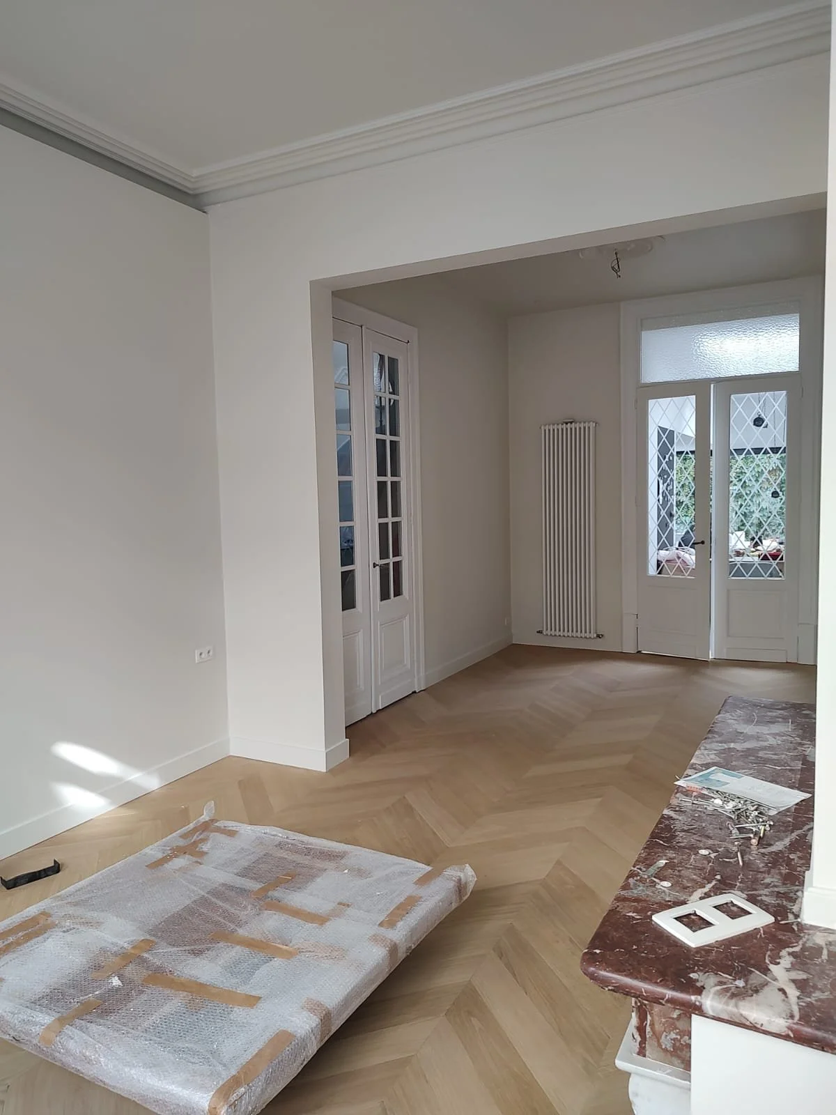 Herenhuis geschilderd door peinture Pauwels, houten vloeren en moluren.