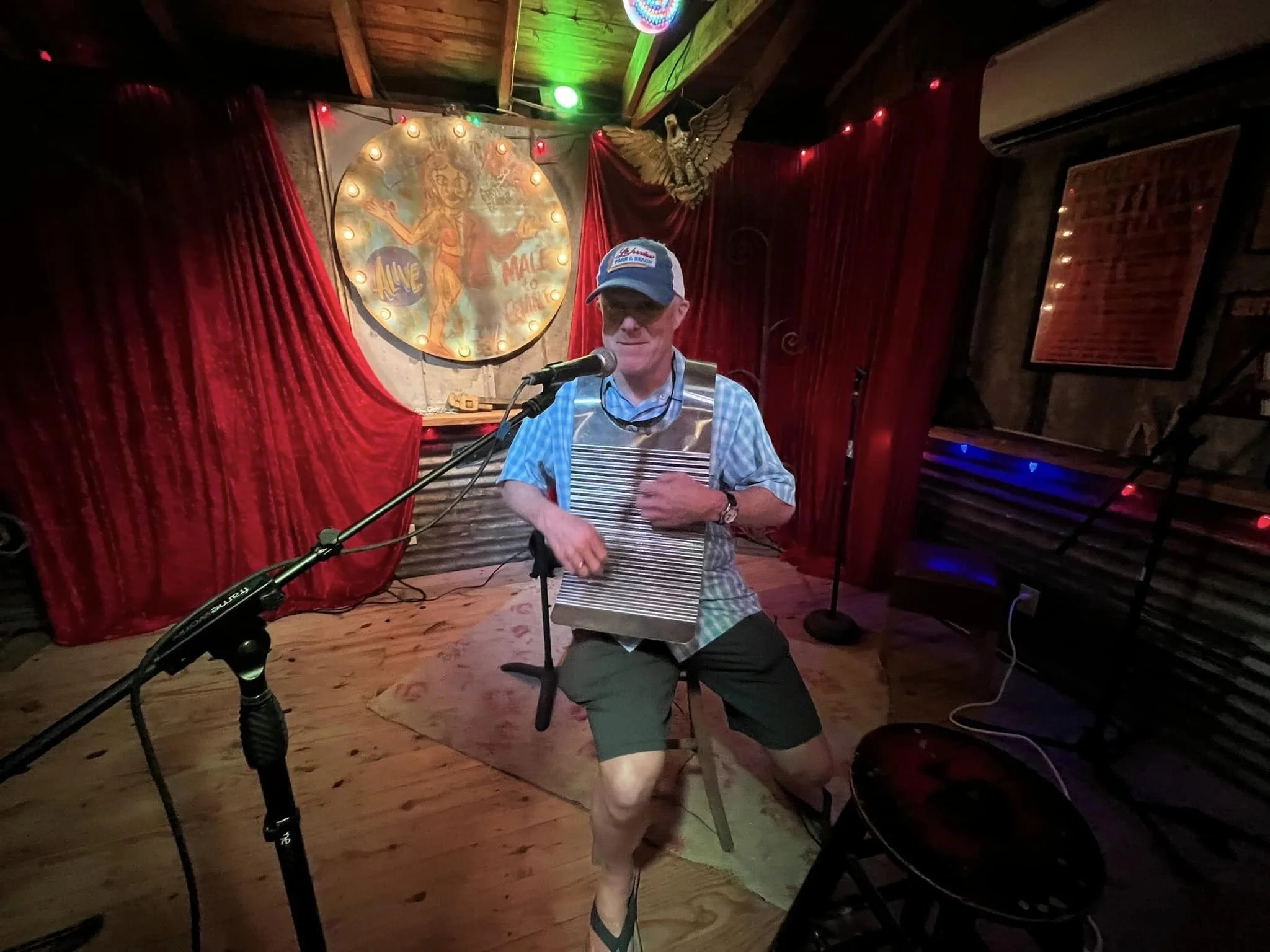 Trying out the frottoir (washboard)