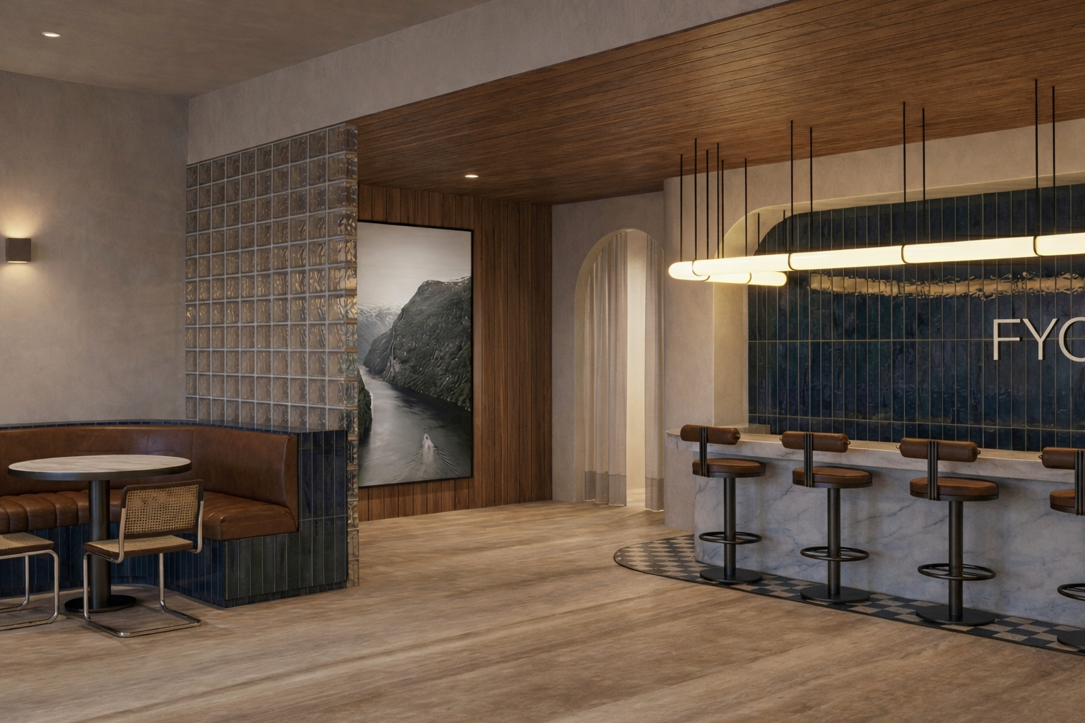 Interior de um bar ou restaurante com cadeiras, mesas, uma área de balcão com banquetas de madeira, parede de azulejos azuis, iluminação moderna e uma pintura de uma paisagem de montanha e rio.