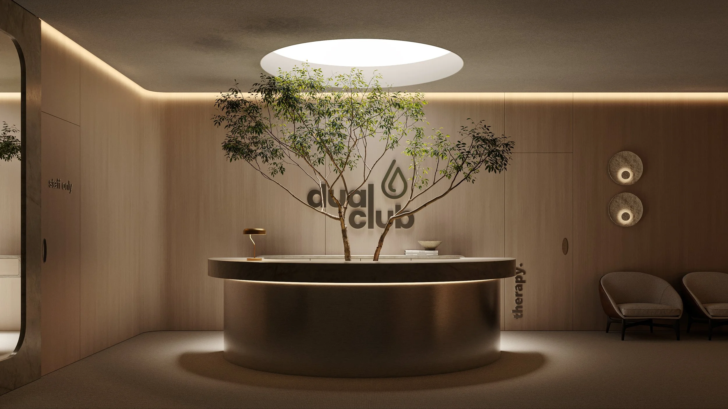 Recepção de um espaço de bem-estar com uma mesa de recepção, uma árvore no centro, parede de madeira com a palavra 'therapy' e um logo do clube digital, cadeira de descanso ao lado.