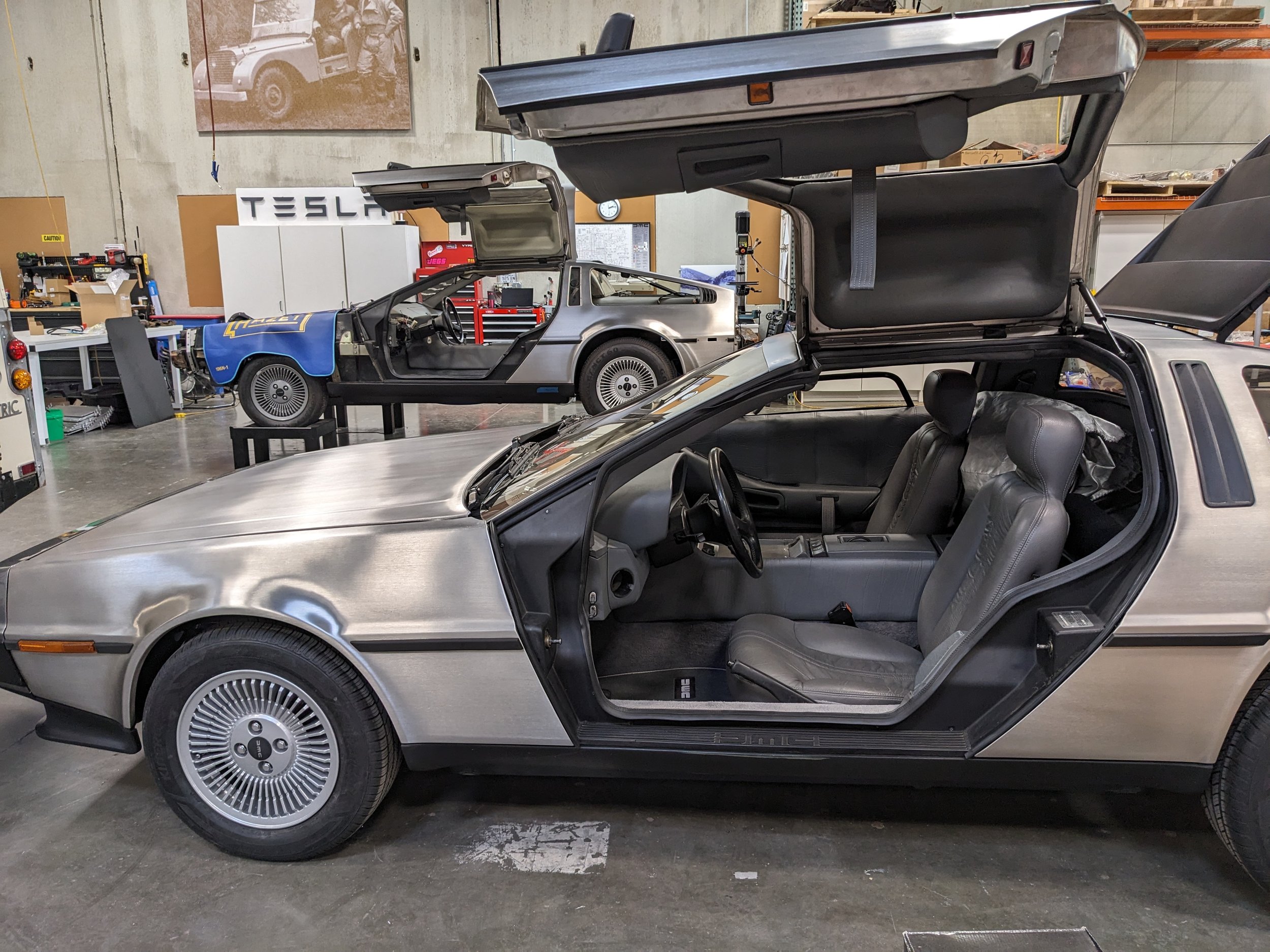 deloreans.jpg