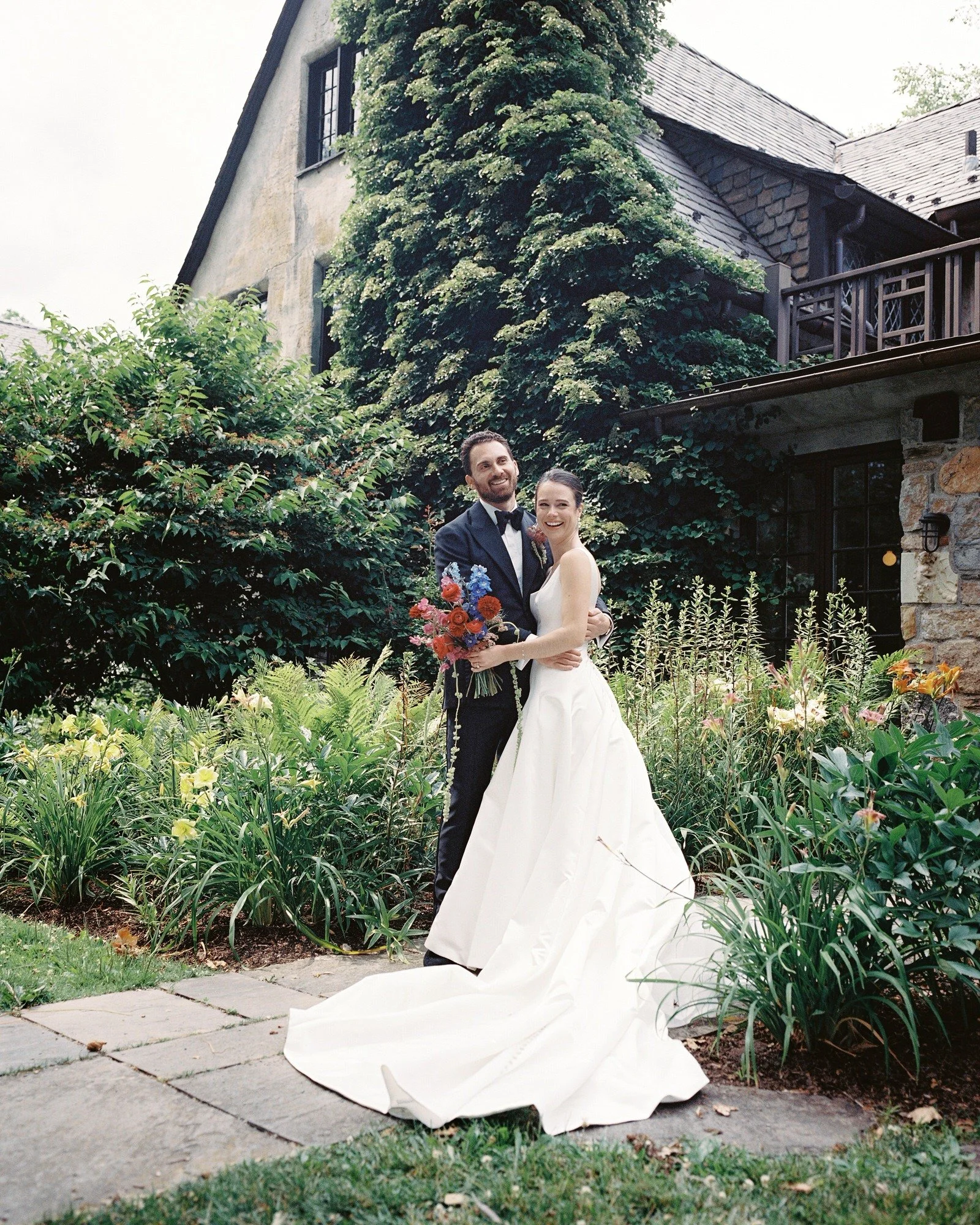 aa-0409-bride-and-groom-portrait-in-garden-troutbeck-amenia-ny-planned-by-ashley-douglass-jenny-fu.jpg