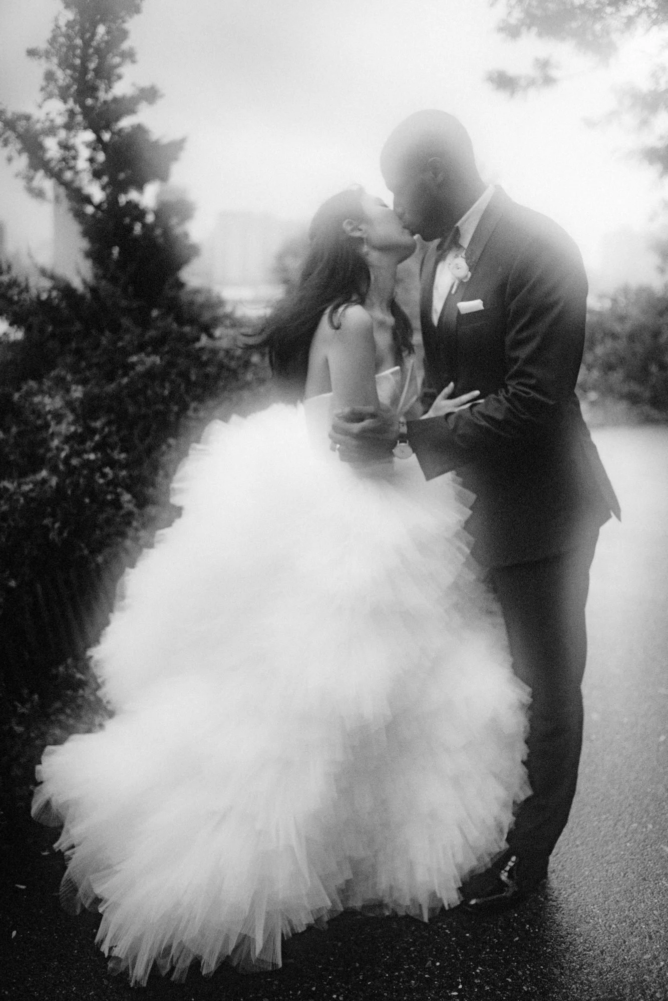 mp45-bride-and-groom-kissing-in-the-rain-on-city-path-brooklyn-jenny-fu.jpg
