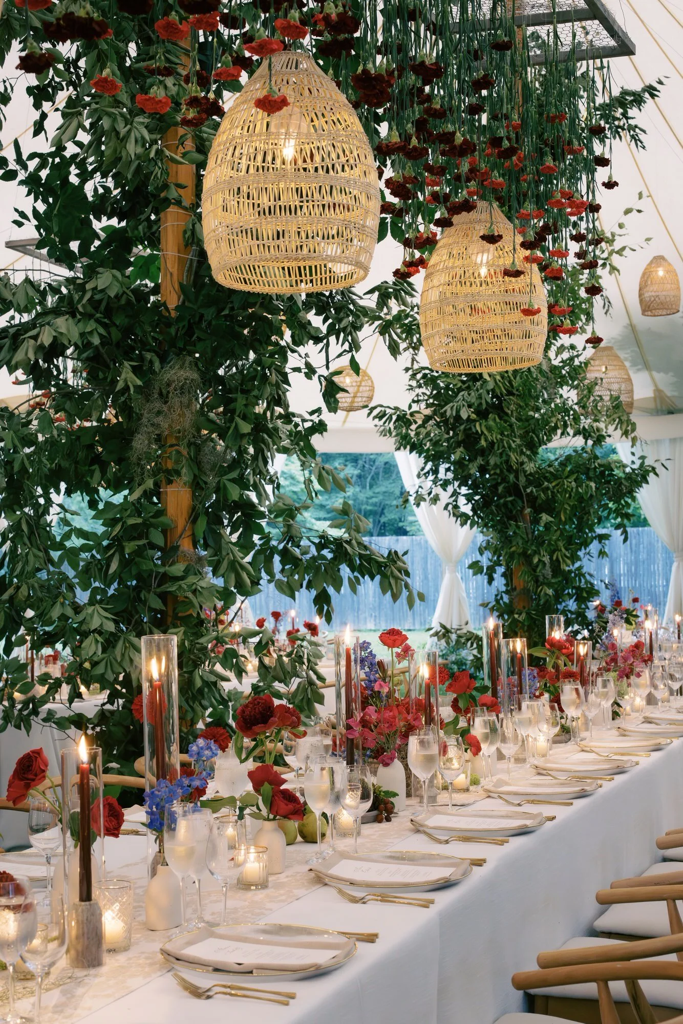aa-0852-candlelit-dinner-table-with-hanging-florals-troutbeck-amenia-ny-planned-by-ashley-douglass-jenny-fu.jpg