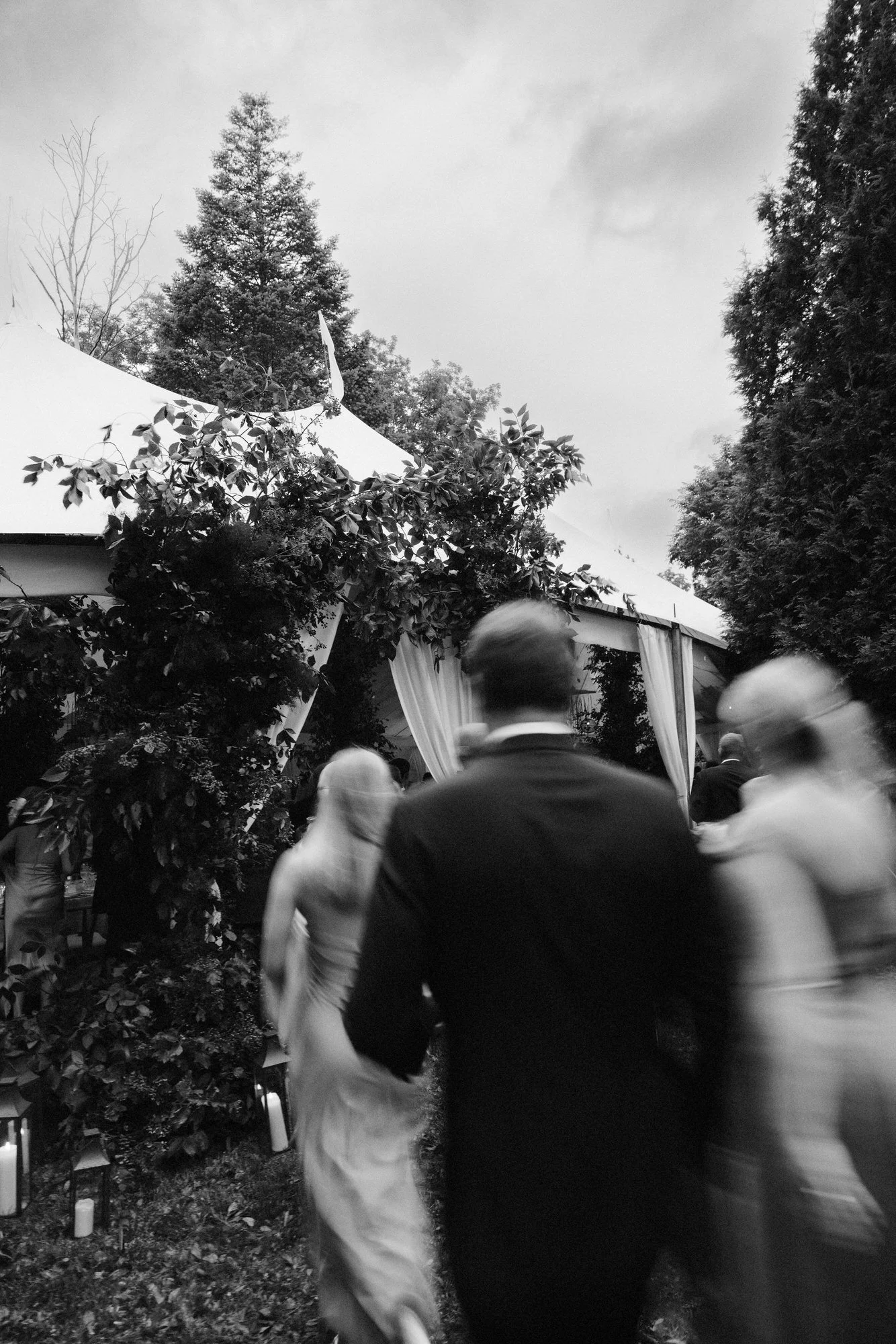 aa-0874-guests-entering-tented-reception-troutbeck-amenia-ny-planned-by-ashley-douglass-jenny-fu.jpg