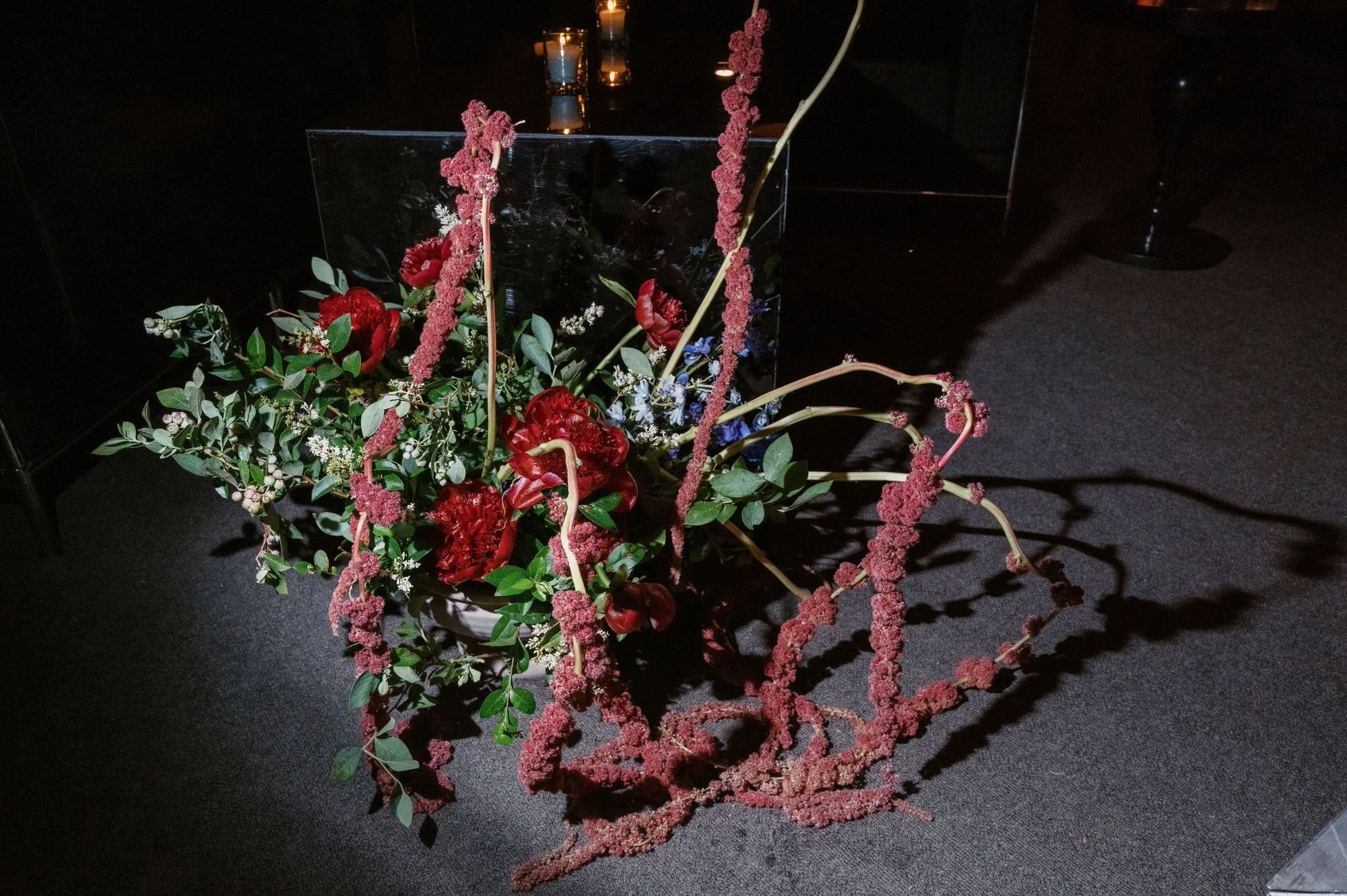 aa-1041-floral-arrangement-with-red-and-greenery-troutbeck-amenia-ny-planned-by-ashley-douglass-jenny-fu.jpg