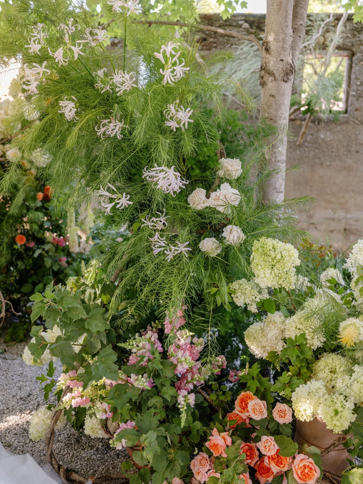 Close-up of the ceremony floral installation showing airy foliage and garden roses at Valley Rock Inn in Sloatsburg, photographed by Jenny Fu.