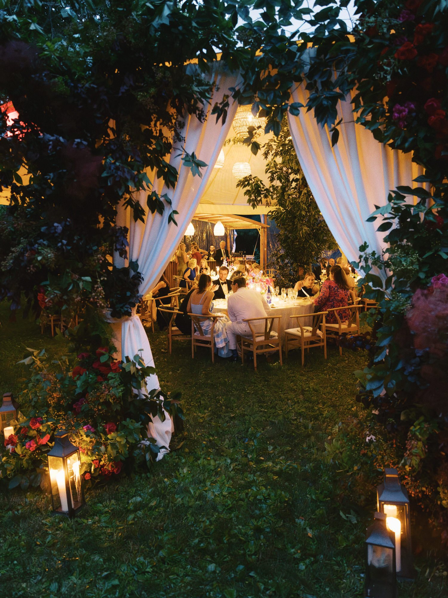 aa01-guests-dining-under-tented-reception-with-garden-drapery-troutebeck-jenny-fu.jpg