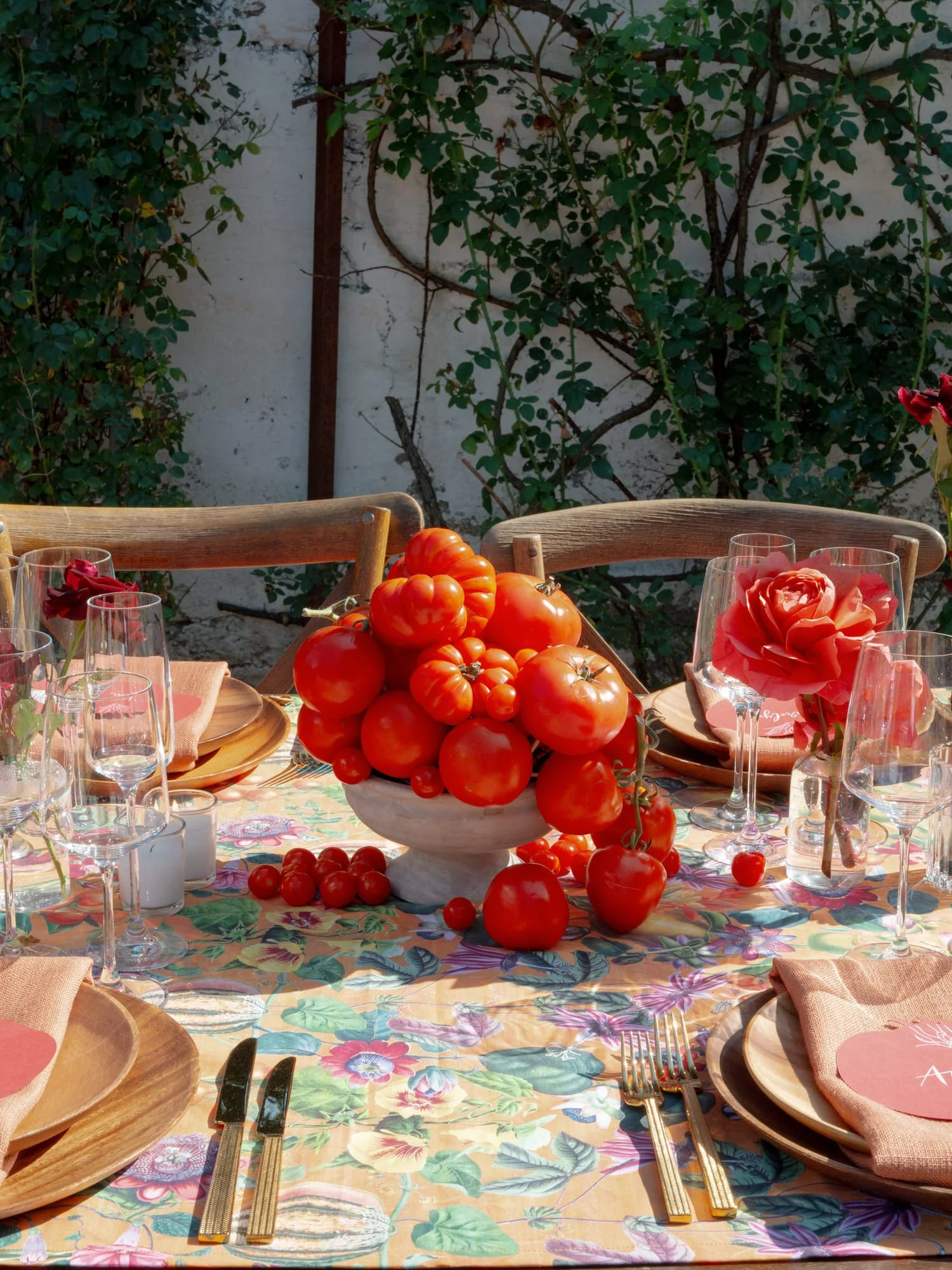 Tablescape with an heirloom tomato centerpiece in the walled garden at Valley Rock Inn, Sloatsburg, NY, photographed by Jenny Fu.