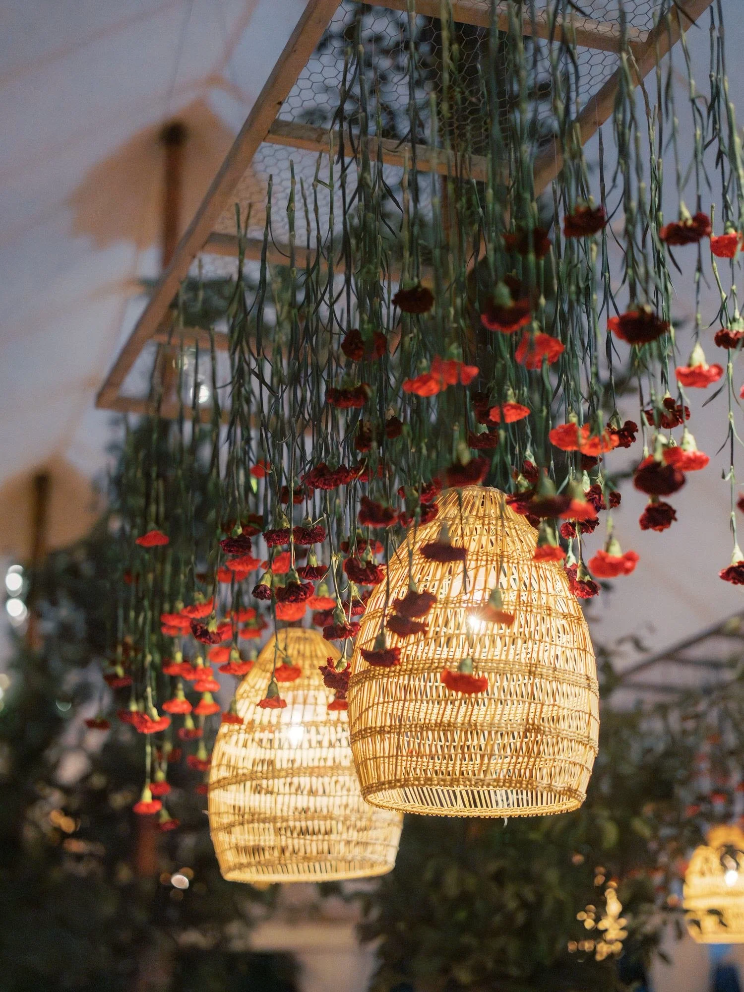 aa-0970-hanging-florals-and-woven-lanterns-troutbeck-amenia-ny-planned-by-ashley-douglass-jenny-fu.jpg