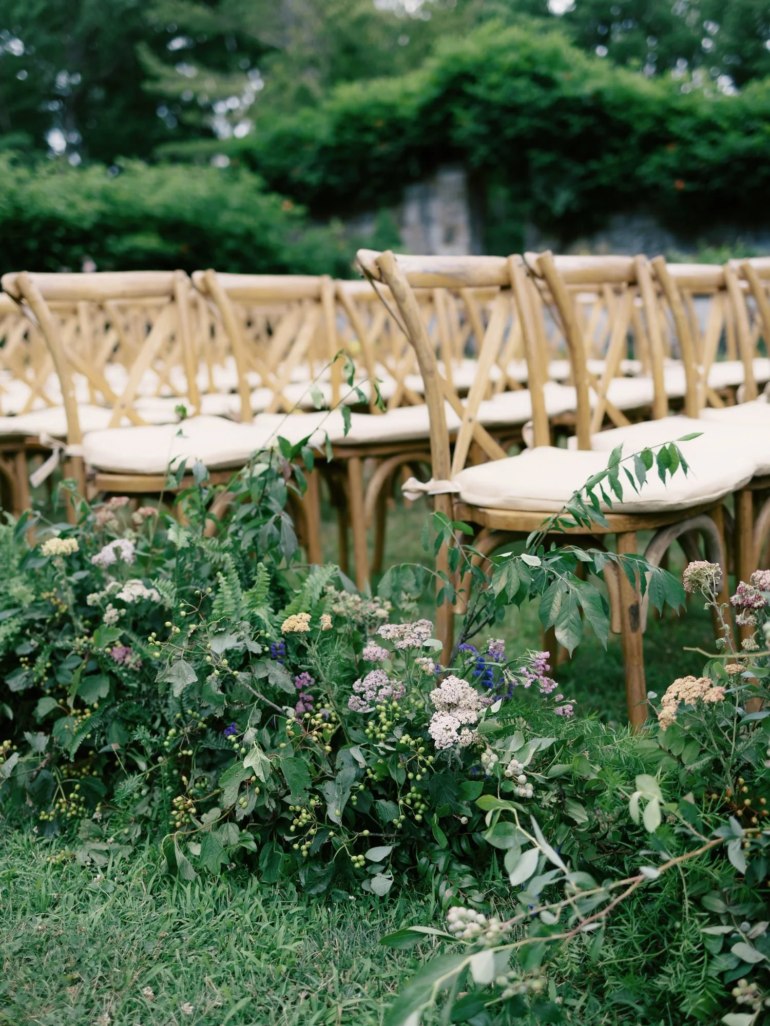 aa-0454-garden-aisle-floral-details-troutbeck-amenia-ny-planned-by-ashley-douglass-jenny-fu.jpg