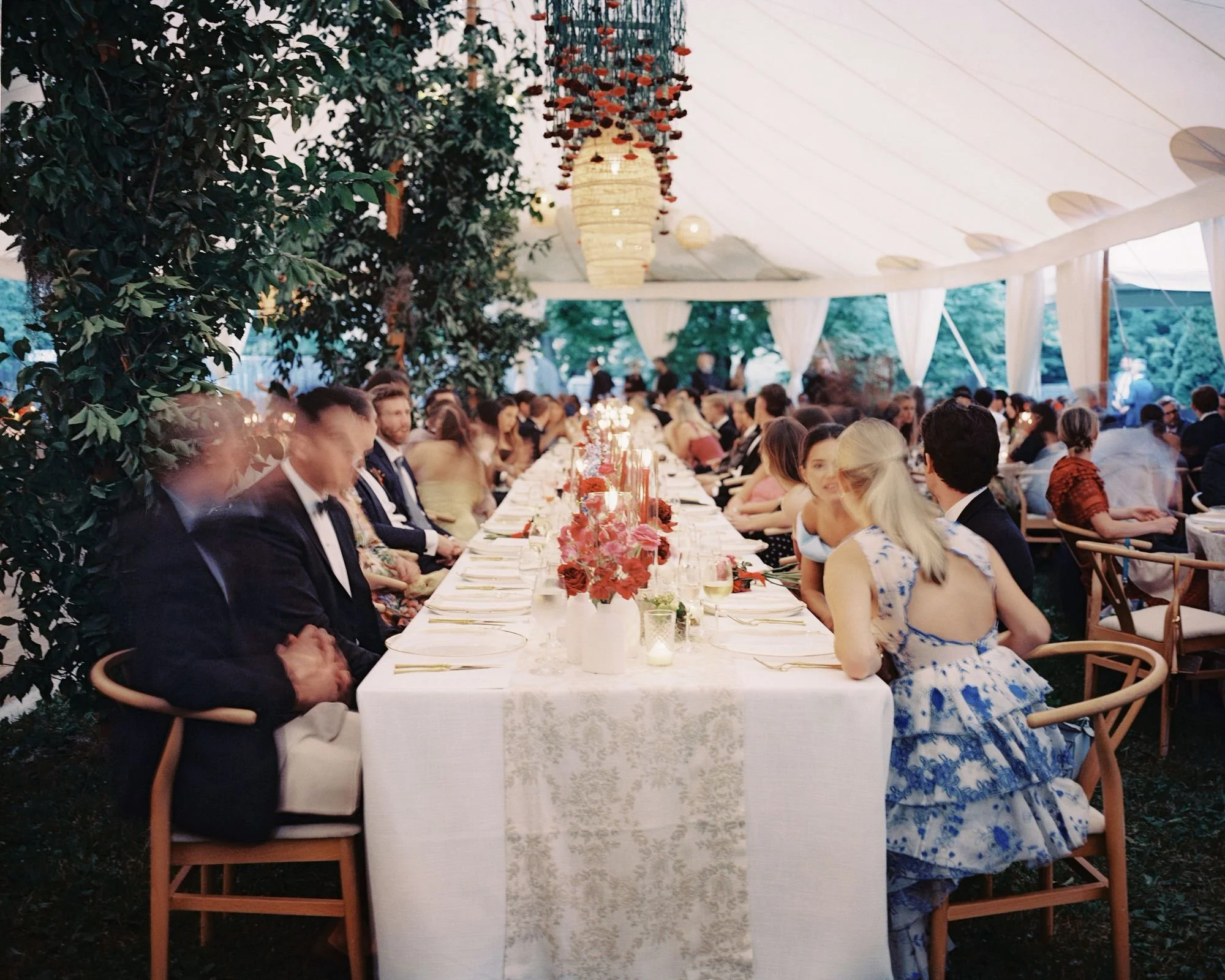 aa-0885-evening-reception-guests-seated-under-tent-troutbeck-amenia-ny-planned-by-ashley-douglass-jenny-fu.jpg