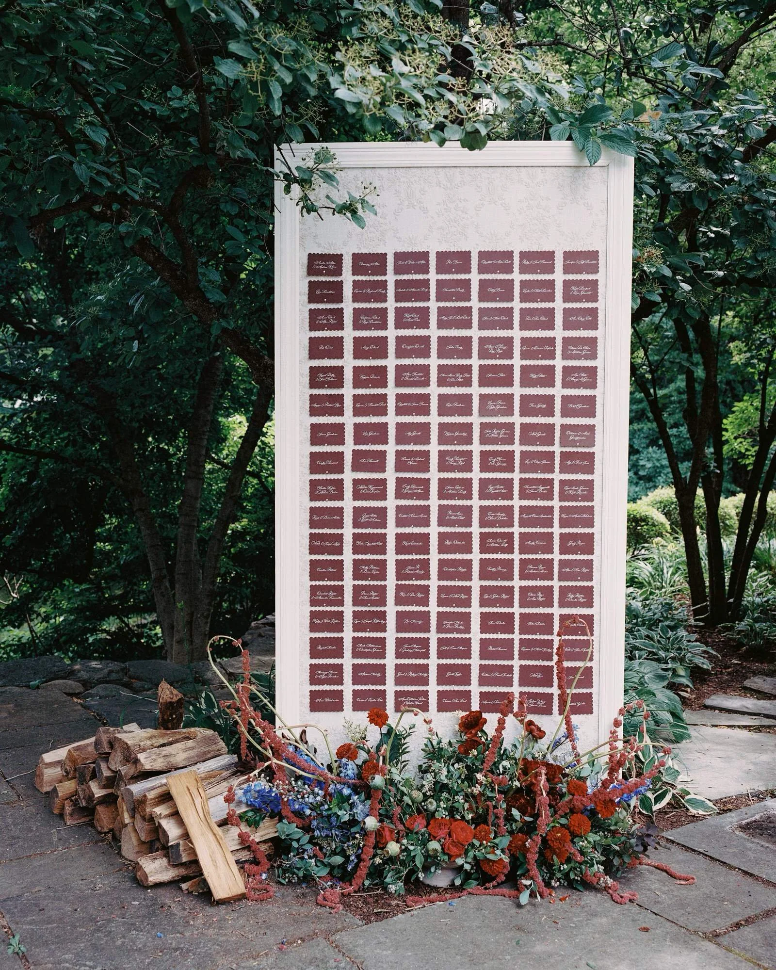 aa-0762-escort-card-display-with-floral-arrangement-troutbeck-amenia-ny-planned-by-ashley-douglass-jenny-fu.jpg