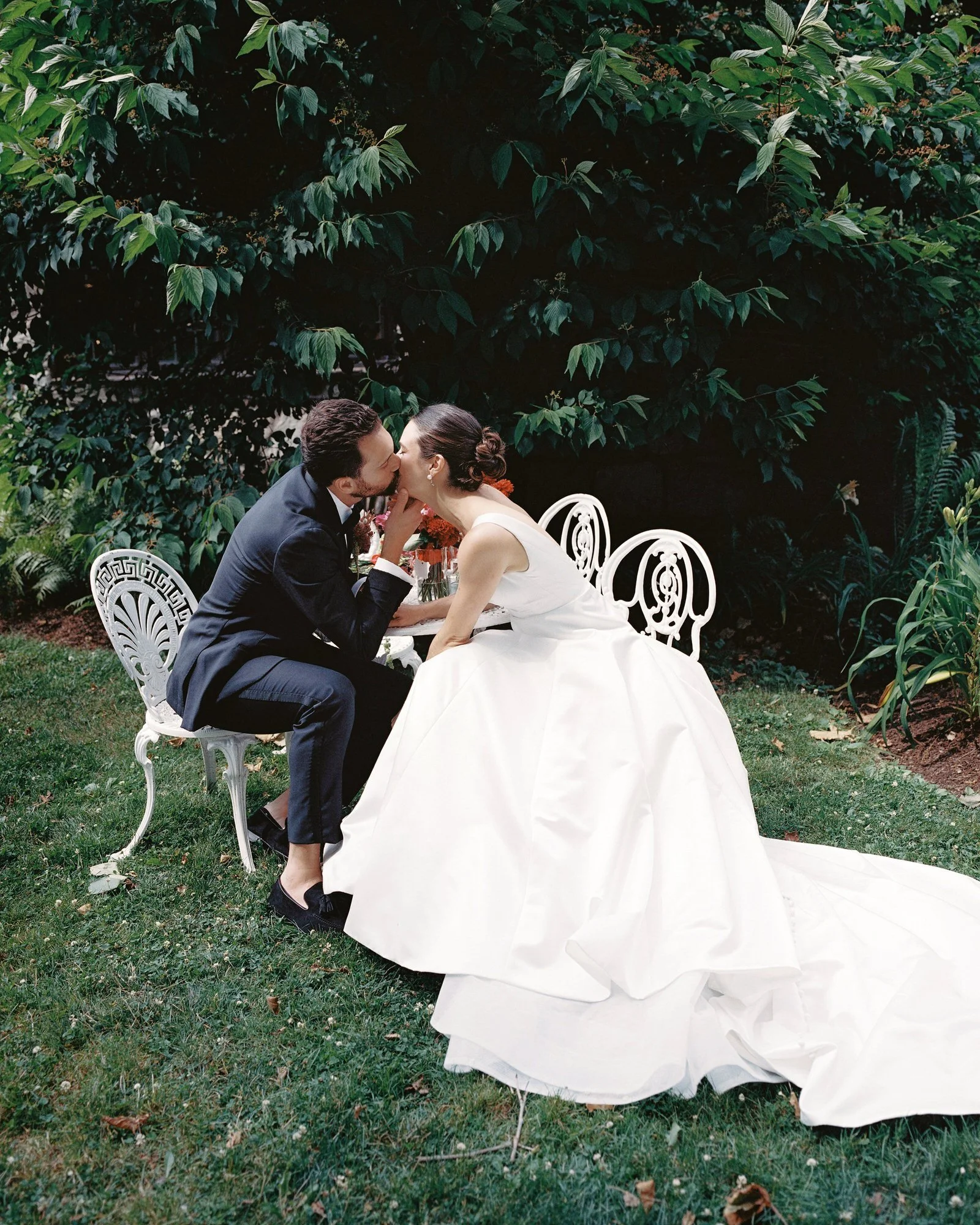 aa-0426-bride-and-groom-kissing-in-garden-troutbeck-amenia-ny-planned-by-ashley-douglass-jenny-fu.jpg