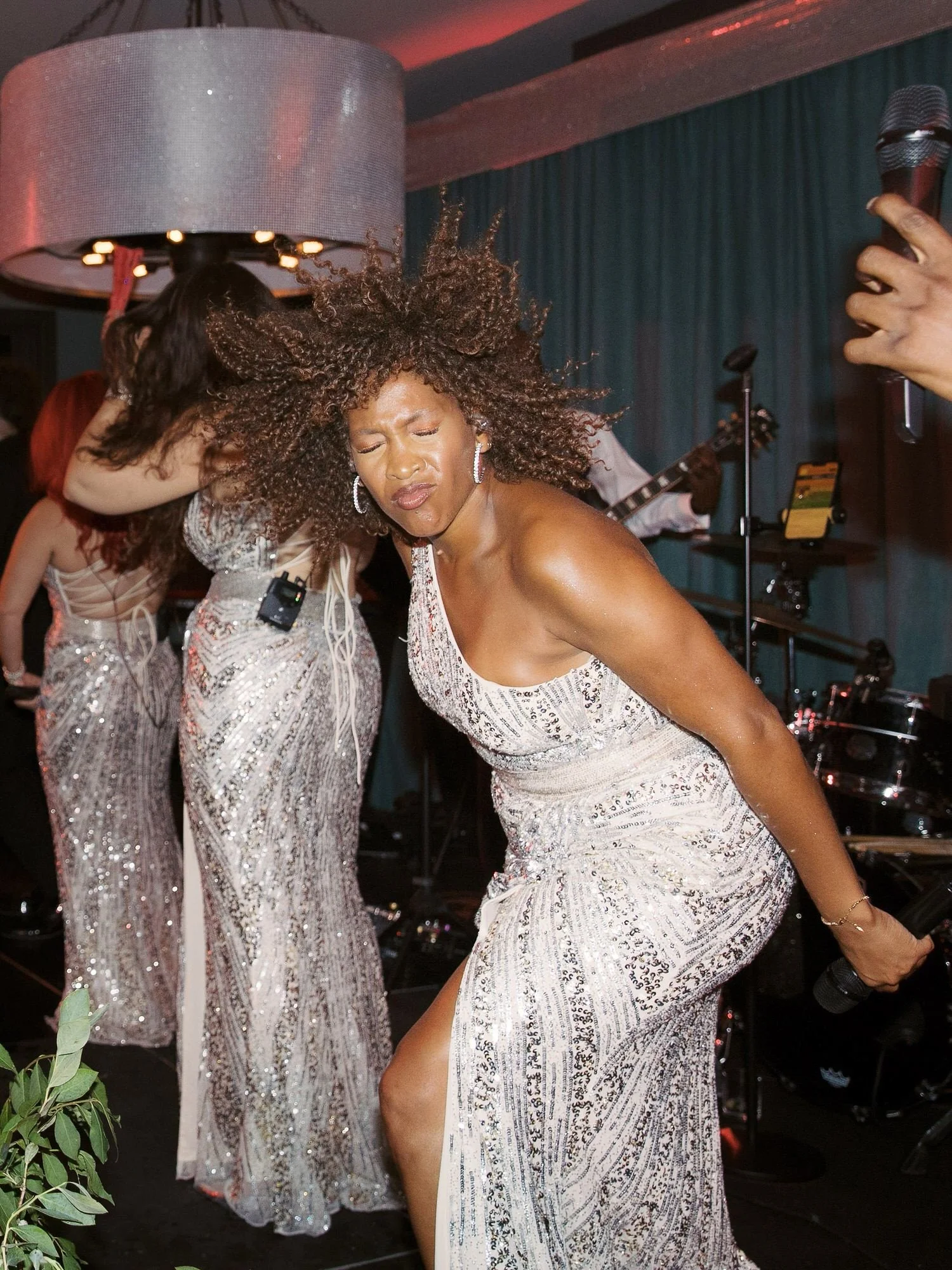 aa-1226-lead-singer-performing-during-reception-troutbeck-amenia-ny-planned-by-ashley-douglass-jenny-fu.jpg