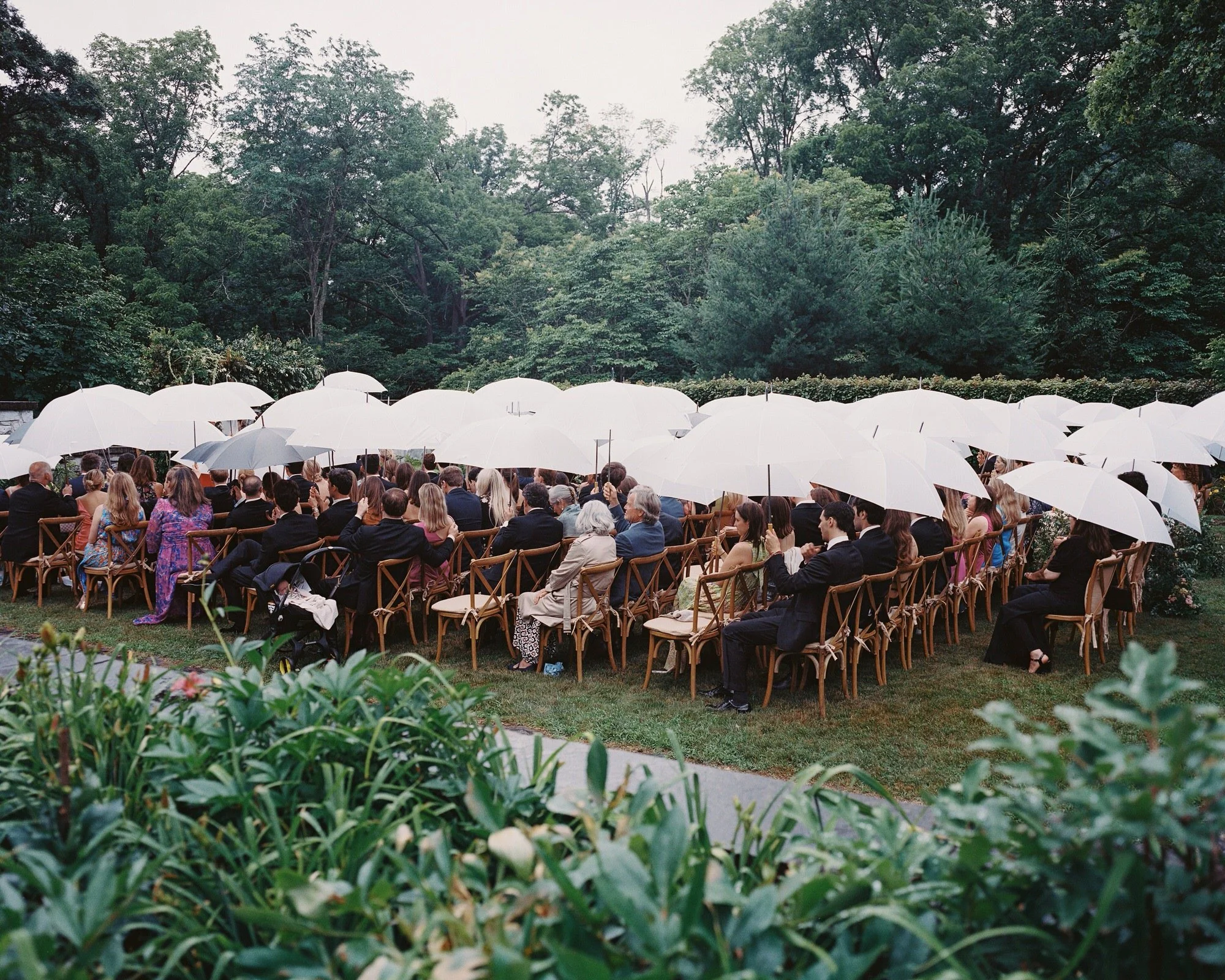 aa-0663-wedding-guests-seated-with-white-umbrellas-troutbeck-amenia-ny-planned-by-ashley-douglass-jenny-fu.jpg